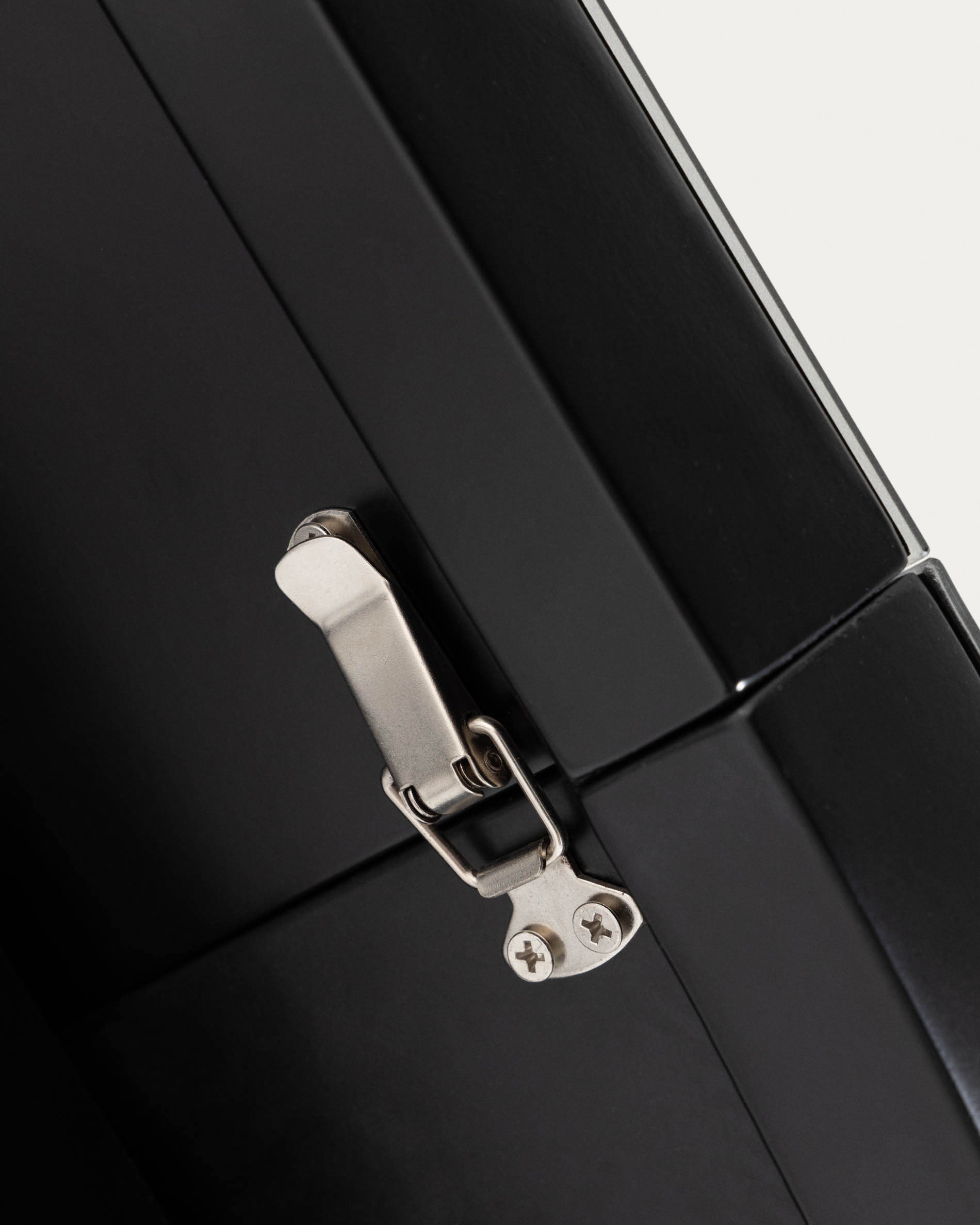 Eleganter runder Ausziehtisch mit Glasplatte und schwarzen Stahlbeinen, Ø 120-160 cm, perfekt für moderne Wohnräume.