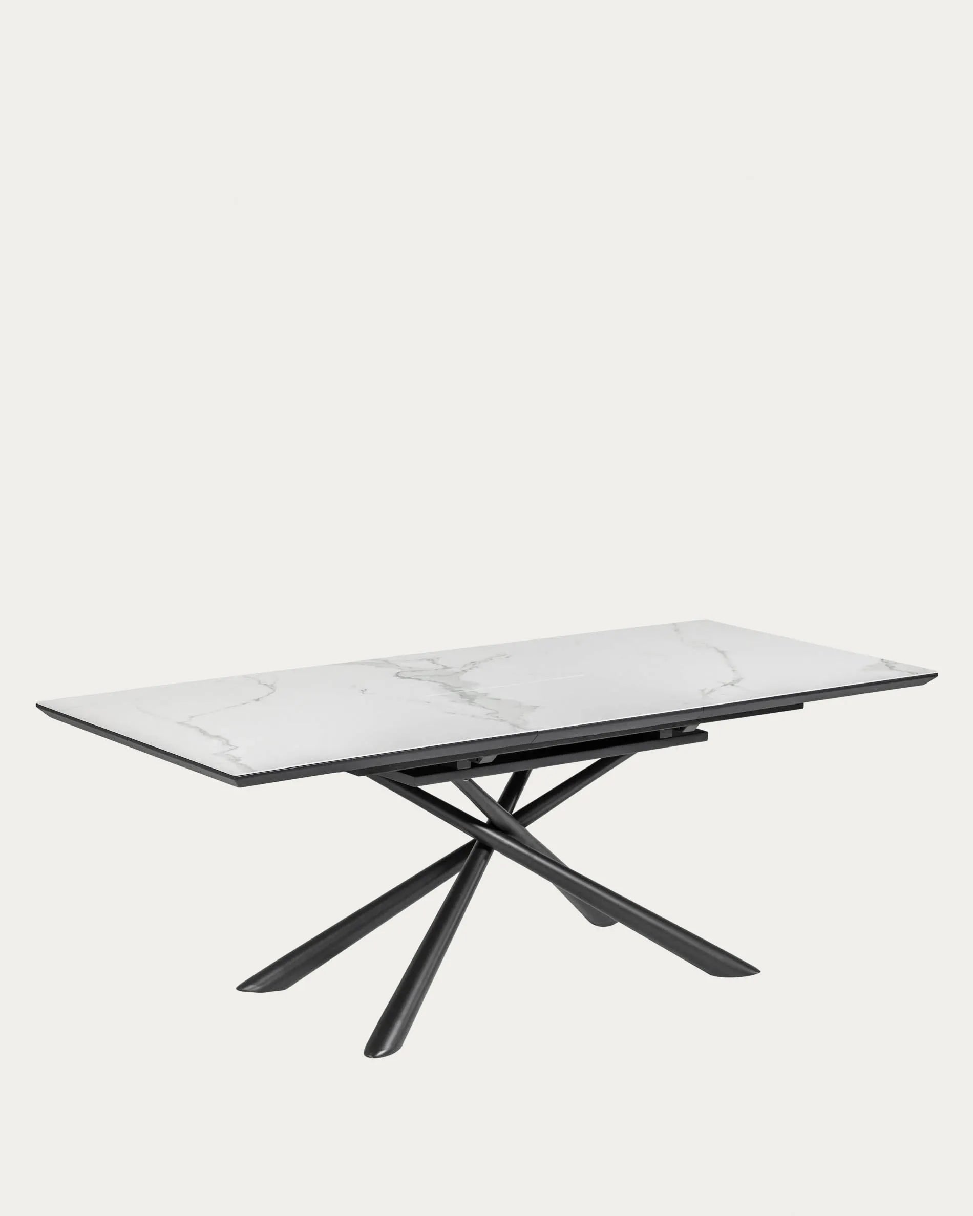 Moderner ausziehbarer Tisch mit weißer Feinsteinzeugplatte und schwarzen Stahlbeinen, 160-210 x 90 cm, von Kave Home.