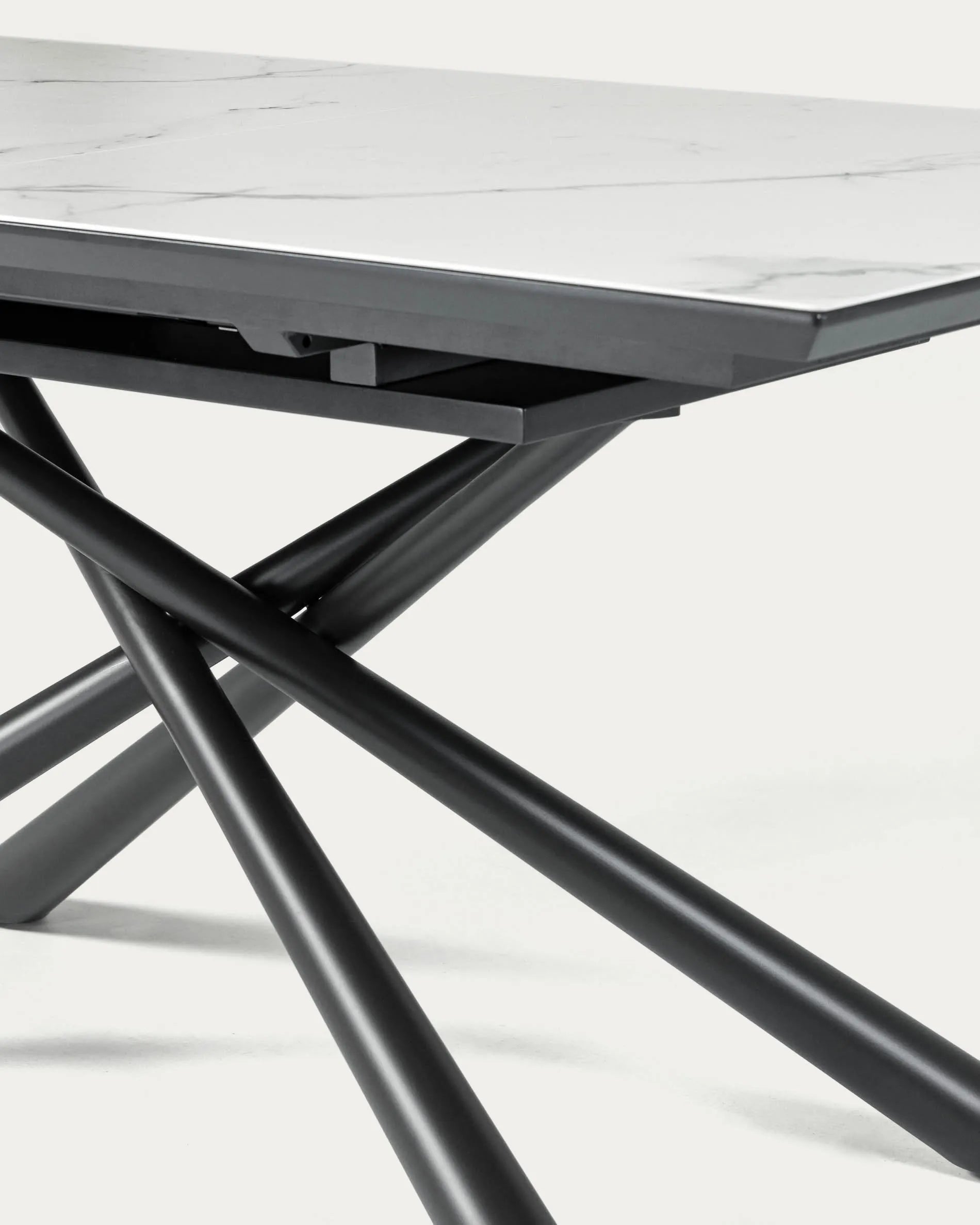 Eleganter ausziehbarer Tisch mit weißer Keramikplatte und schwarzen Stahlbeinen, 160-210 x 90 cm, von Kave Home.