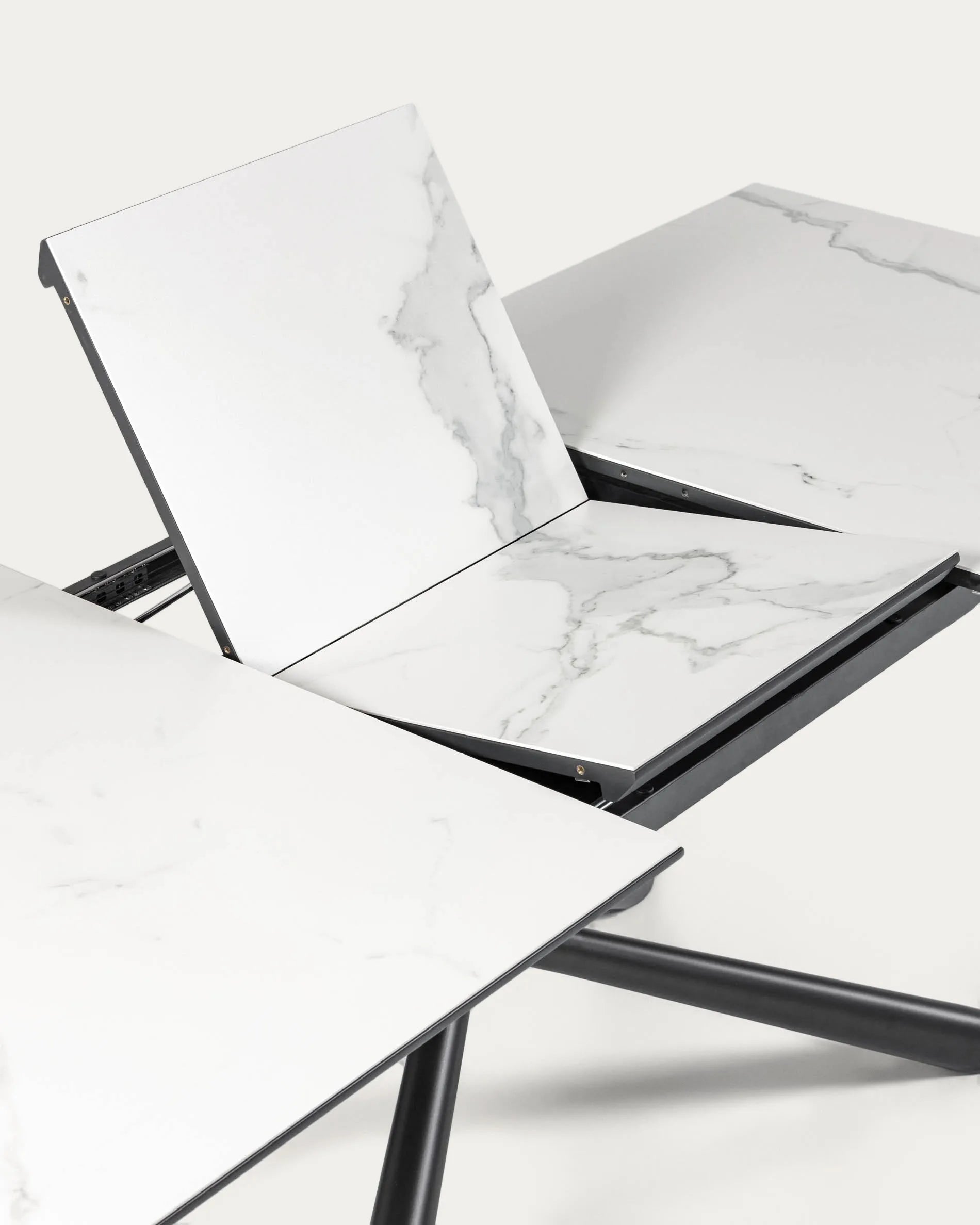 Moderner ausziehbarer Tisch mit weißer Feinsteinzeugplatte und schwarzen Stahlbeinen, 160-210 x 90 cm, von Kave Home.