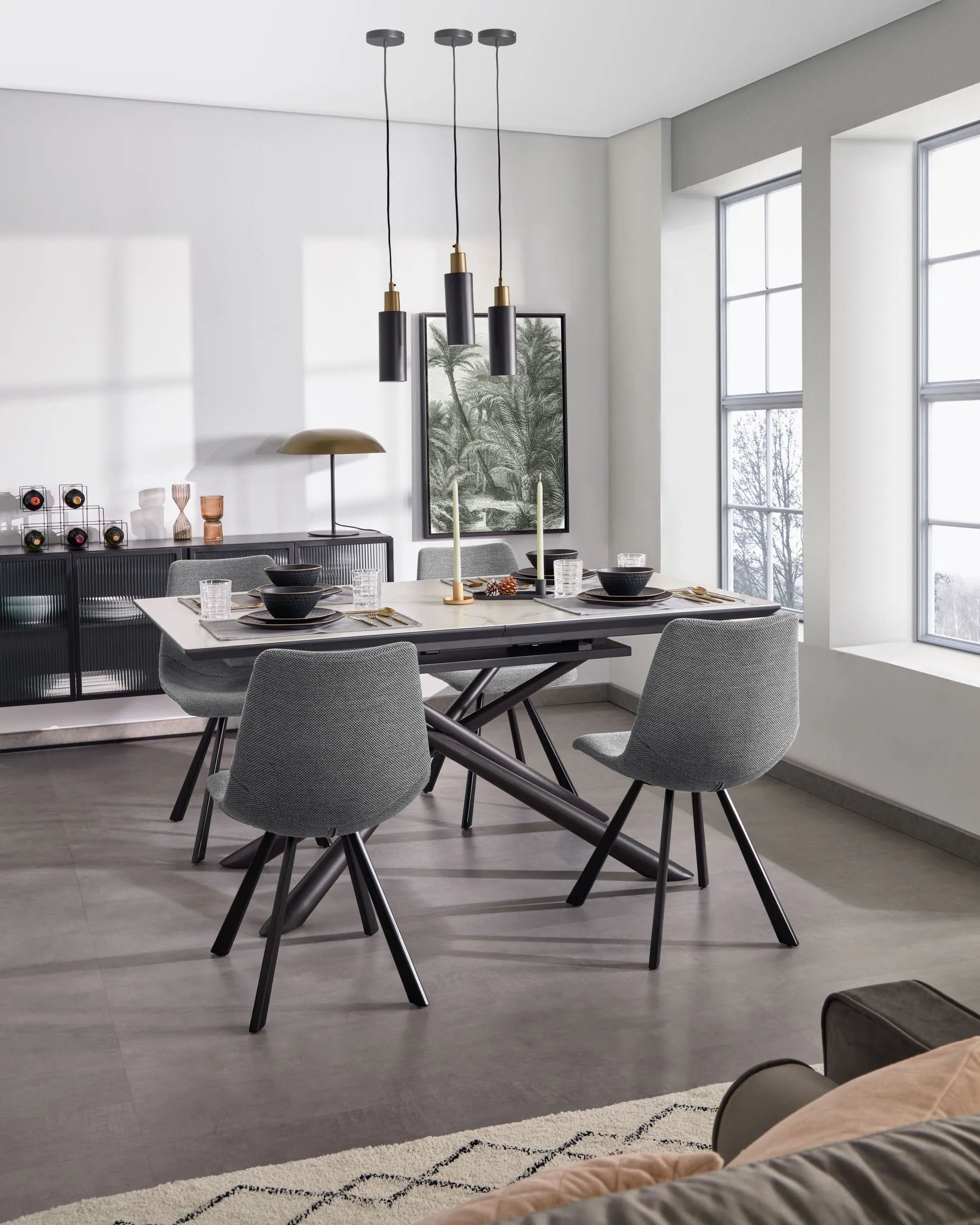 Moderner ausziehbarer Tisch mit weißer Feinsteinzeugplatte und schwarzen Stahlbeinen, 160-210 x 90 cm, von Kave Home.