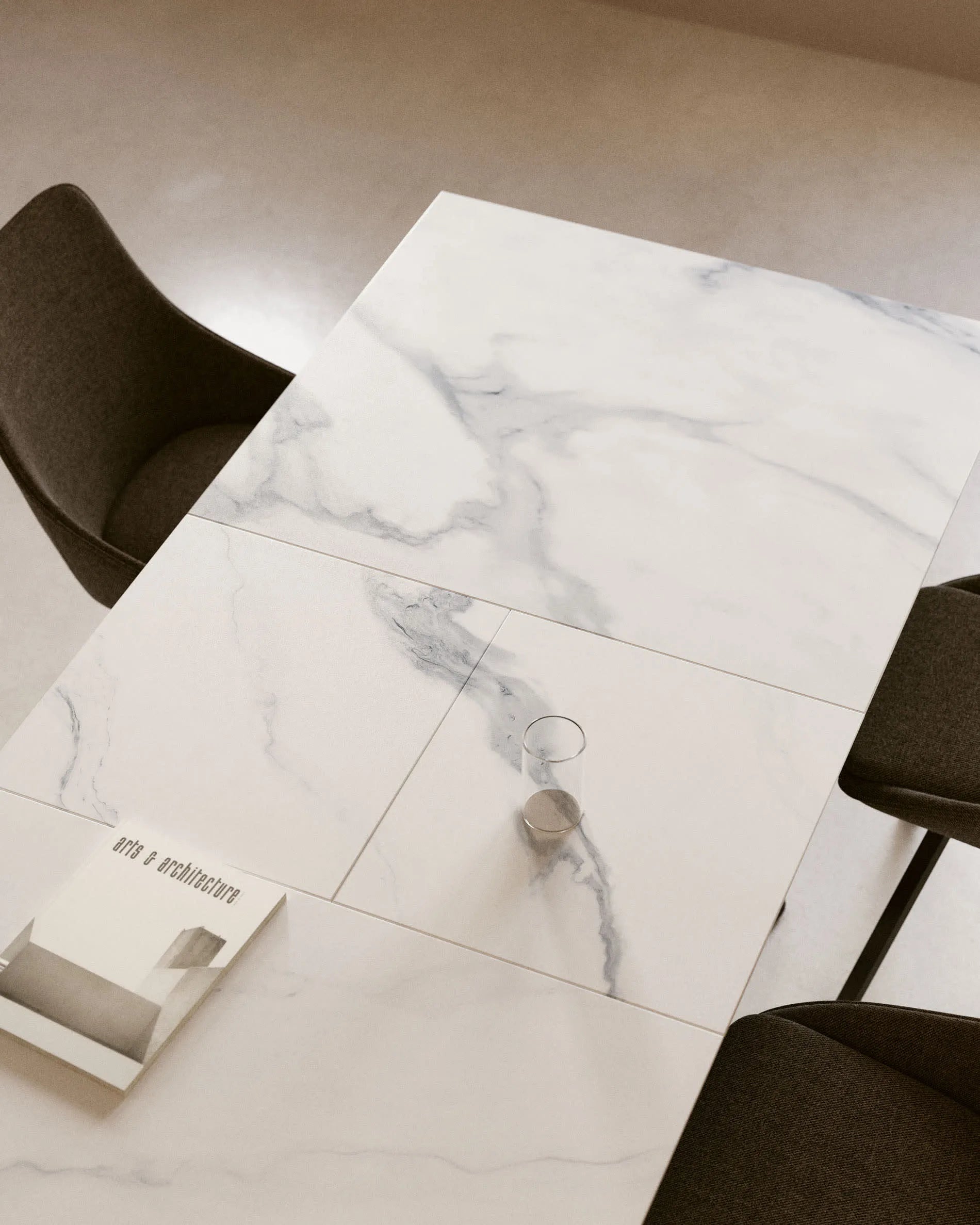 Moderner ausziehbarer Tisch mit weißer Feinsteinzeugplatte und schwarzen Stahlbeinen, 160-210 x 90 cm, von Kave Home.