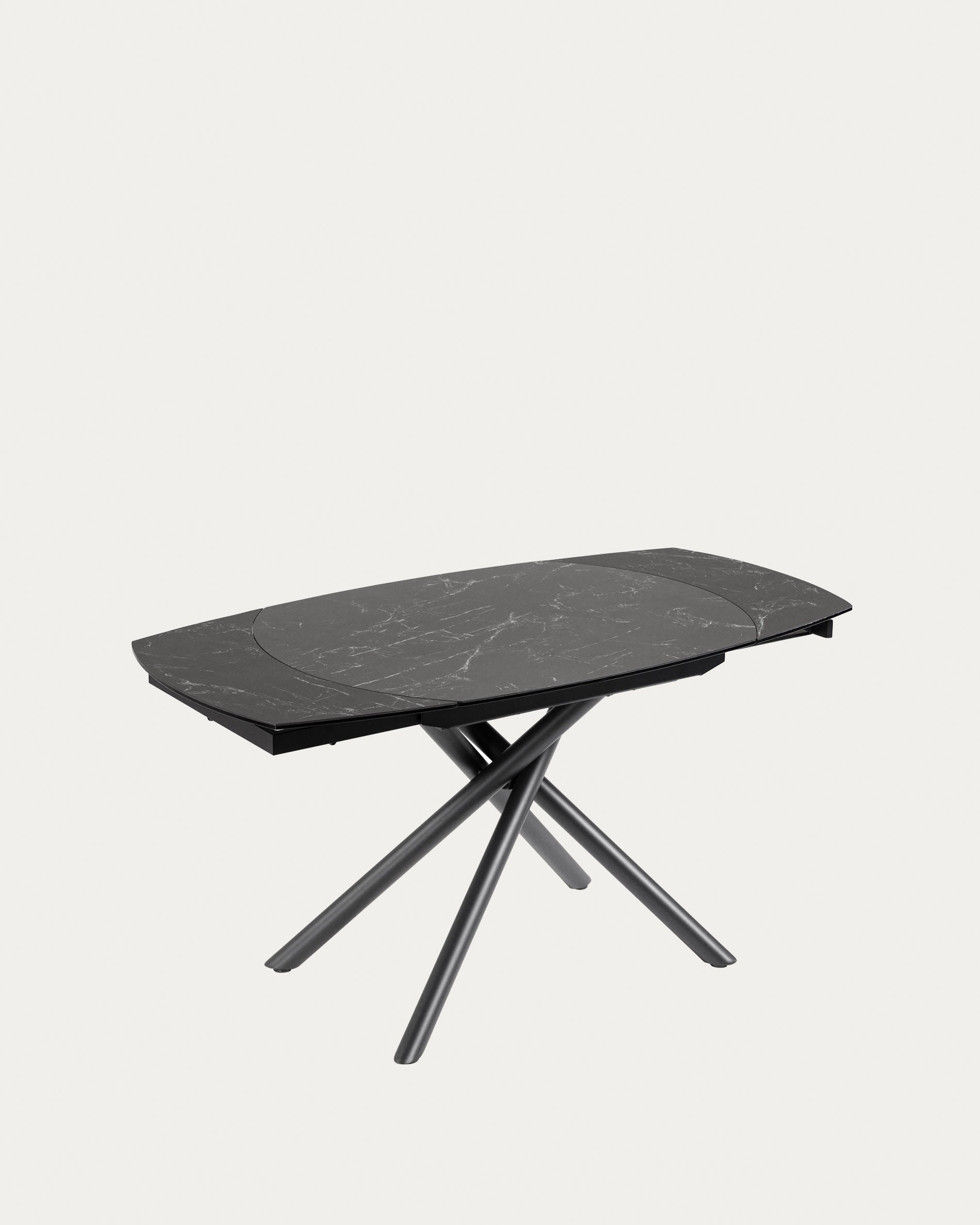 Moderner ausziehbarer Tisch mit Feinsteinzeugplatte und schwarzen Stahlbeinen, ideal für stilvolle und flexible Wohnräume.