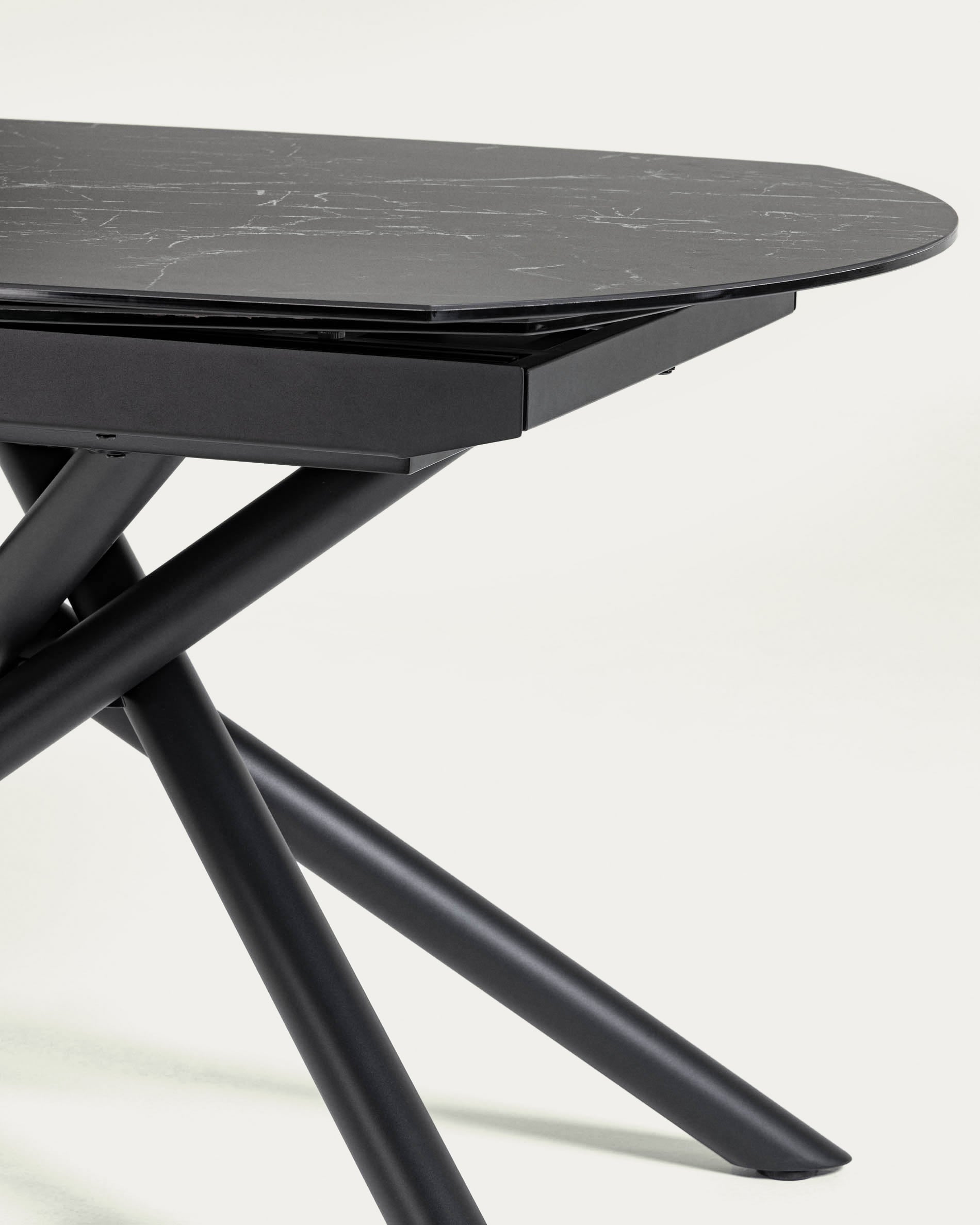 Eleganter ausziehbarer Tisch mit robuster Feinsteinzeugplatte und stabilen schwarzen Stahlbeinen, perfekt für moderne Wohnräume.