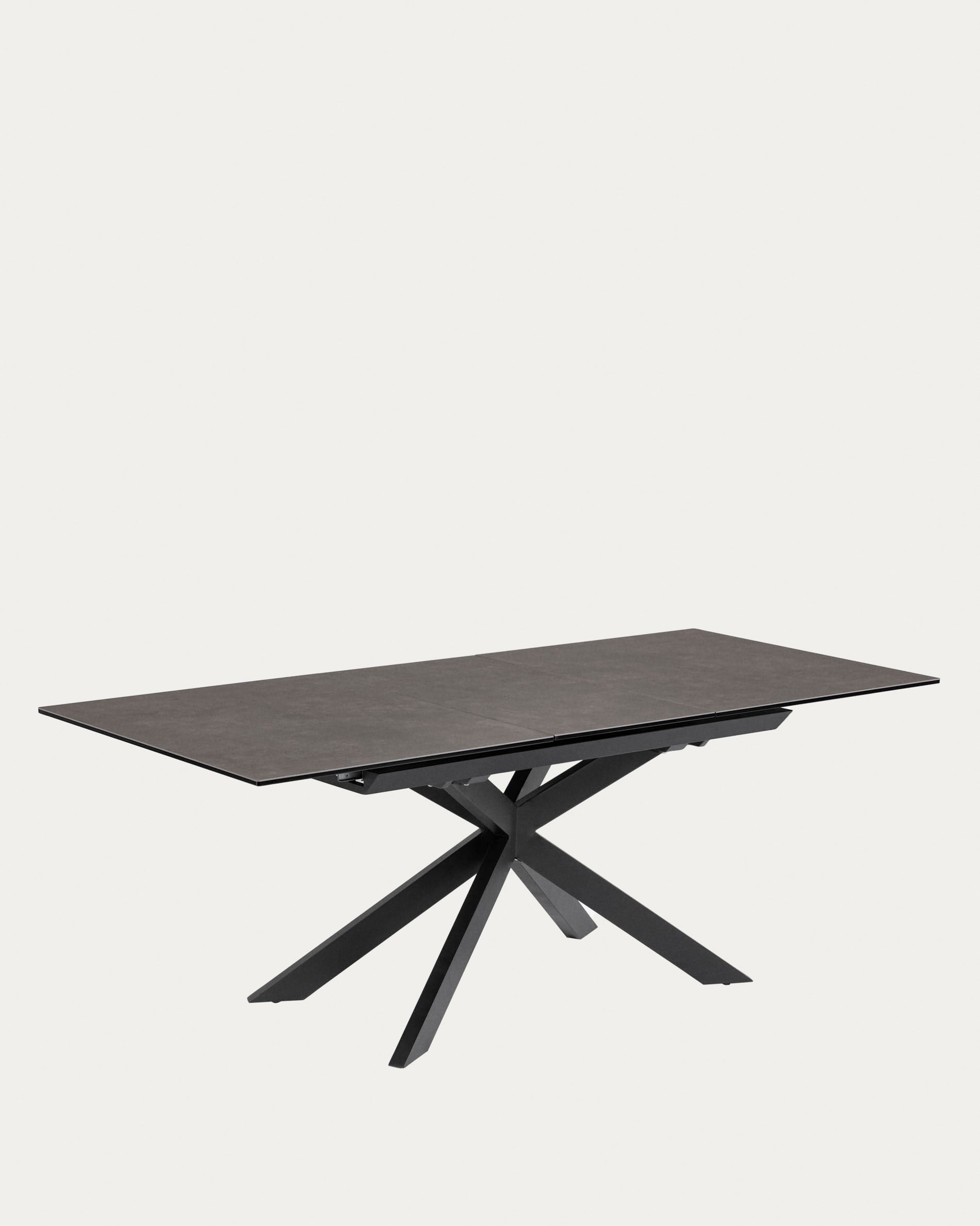Eleganter Atminda Tisch mit Feinsteinzeugplatte, ausziehbar auf 210 cm, schwarze Stahlbeine, perfekt für moderne Wohnräume.
