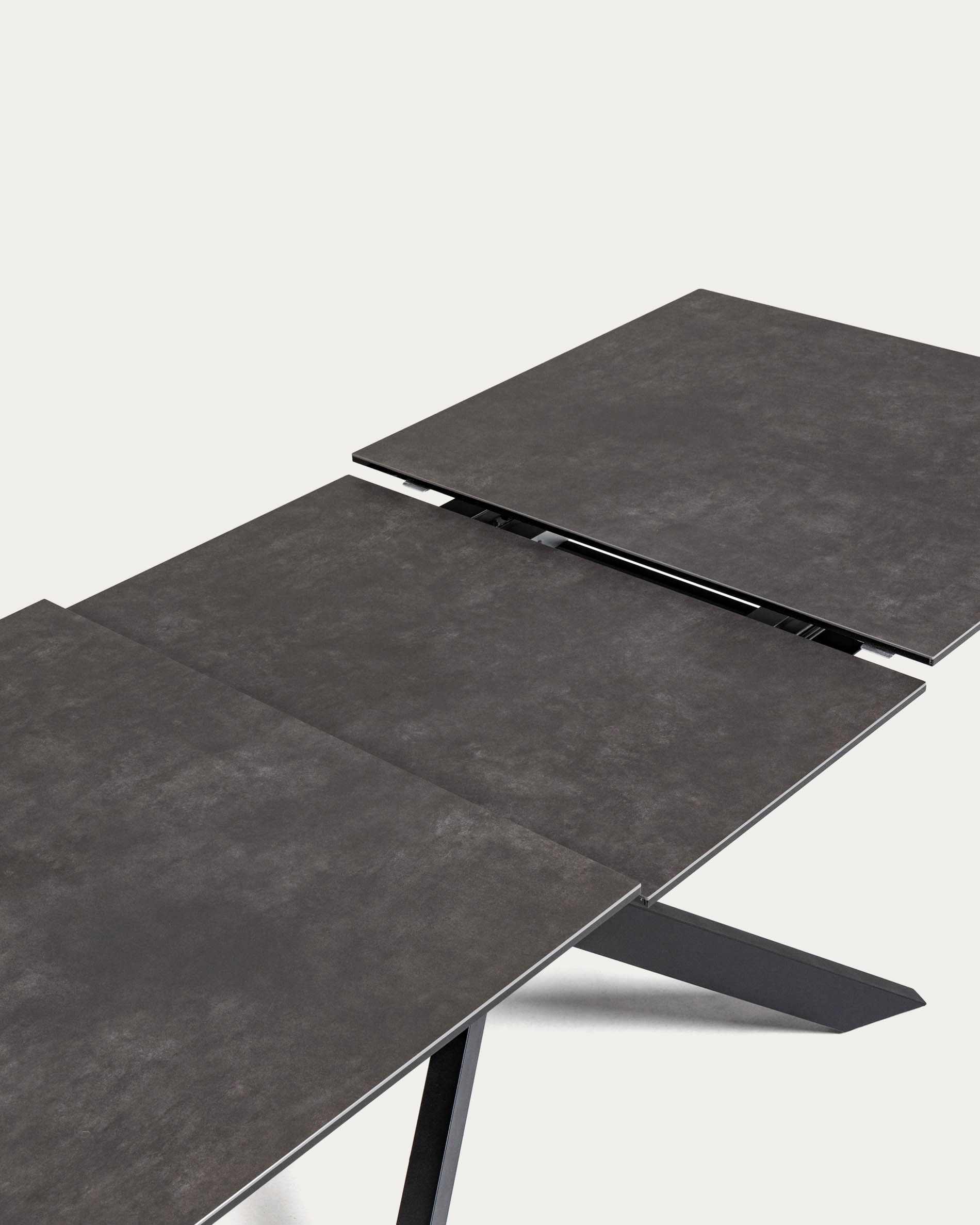 Eleganter Atminda Tisch mit ausziehbarer Feinsteinzeugplatte (160-210 cm) und robusten schwarzen Stahlbeinen, perfekt für modernes Wohnen.