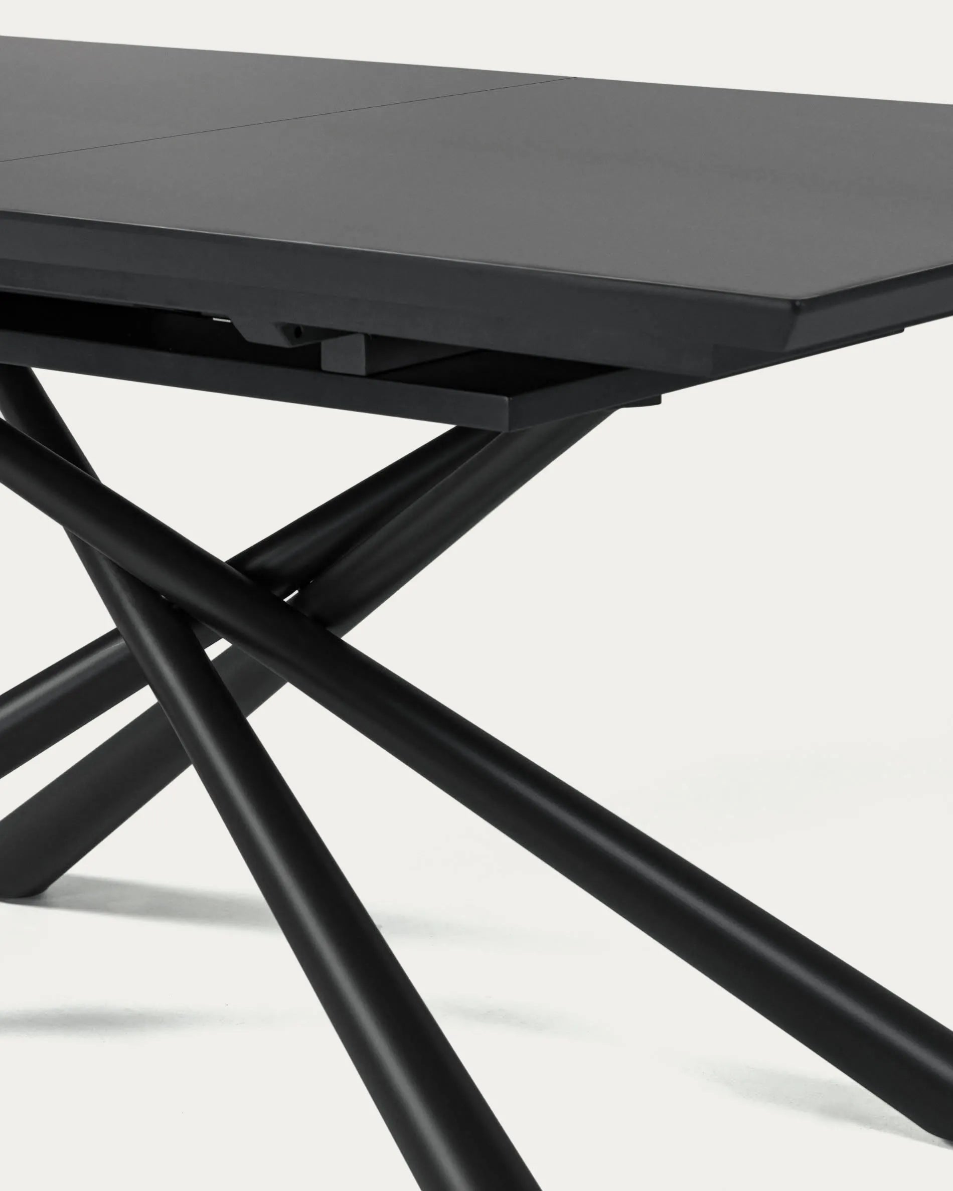 Moderner Ausziehtisch mit Glasplatte und schwarzen Stahlbeinen, ideal für stilvolle Esszimmer, Maße 160-210 x 90 cm.