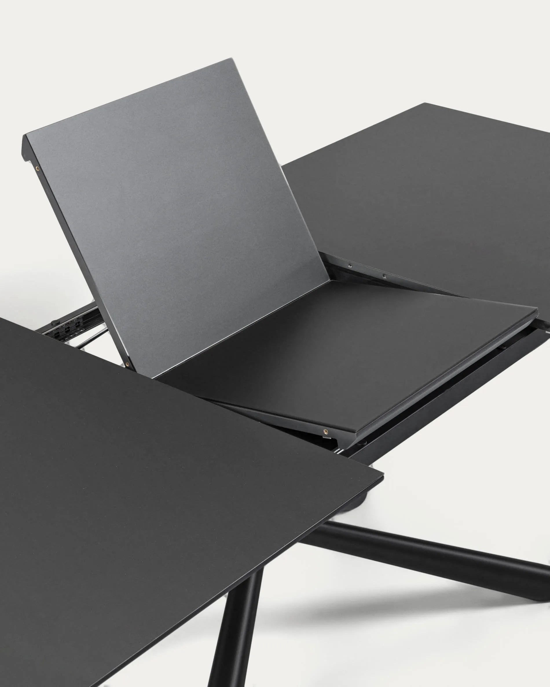 Eleganter Ausziehtisch mit Glasplatte und schwarzen Stahlbeinen, perfekt für moderne Esszimmer, Maße 160-210 x 90 cm.