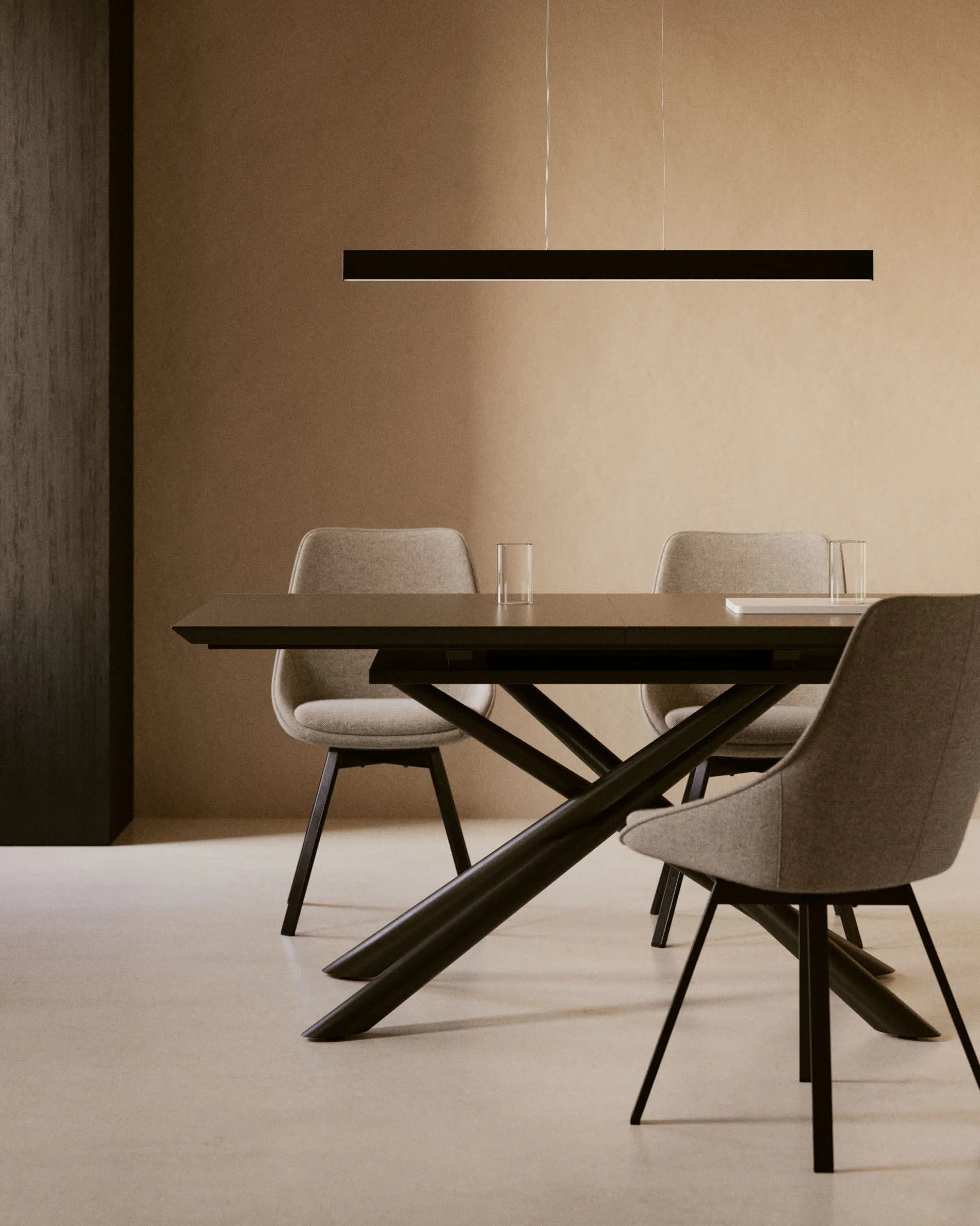 Eleganter Ausziehtisch mit Glasplatte und schwarzen Stahlbeinen, perfekt für moderne Esszimmer, Maße 160-210 x 90 cm.