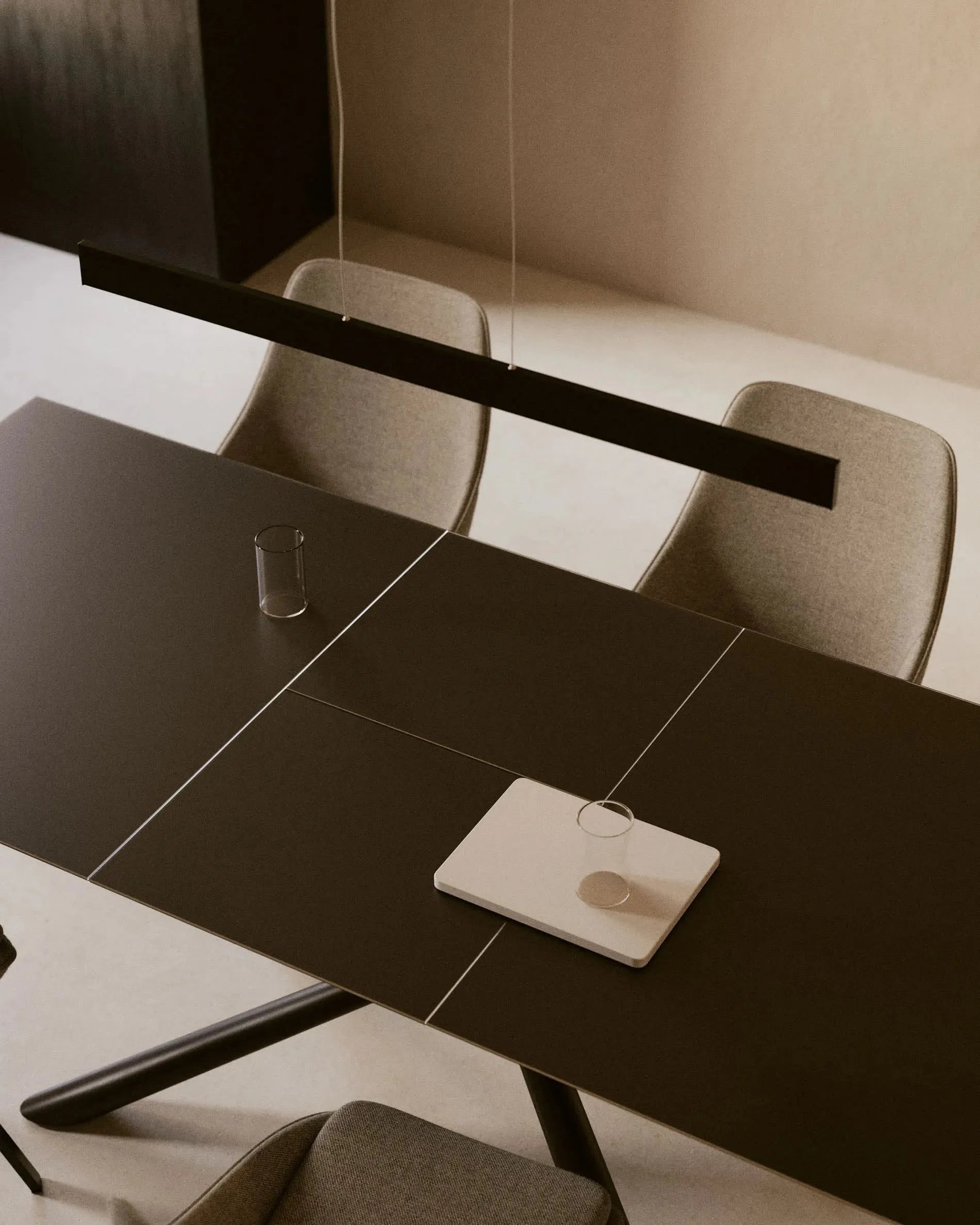 Eleganter Ausziehtisch mit Glasplatte und schwarzen Stahlbeinen, perfekt für moderne Esszimmer, Maße 160-210 x 90 cm.