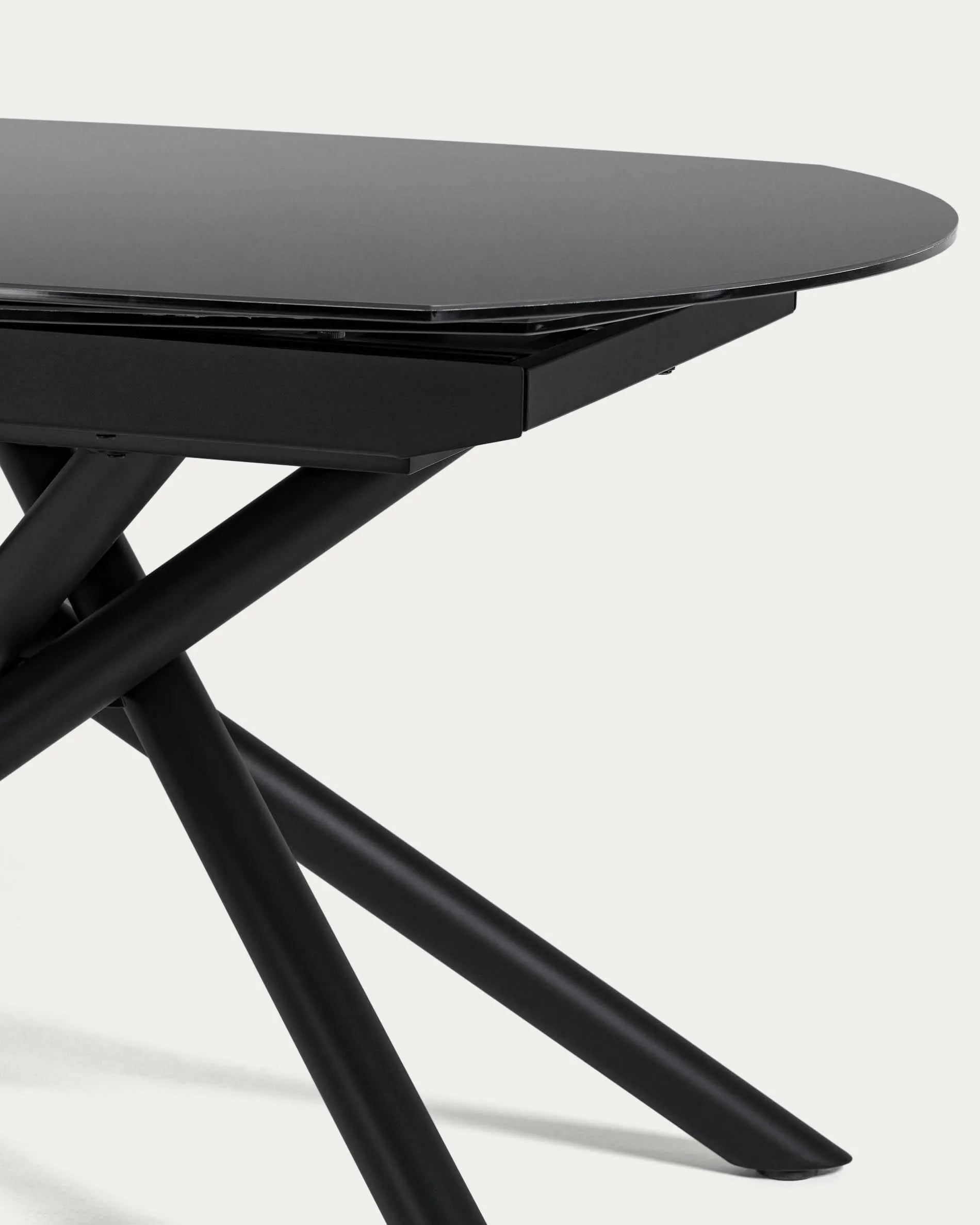 Eleganter Ausziehtisch aus Glas mit schwarzen Stahlbeinen, erweiterbar von 130 auf 190 cm, ideal für moderne Esszimmer.