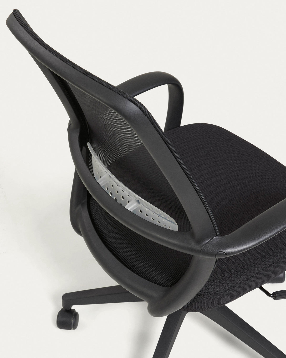 Melva Schreibtischstuhl in Schwarz mit Beinen aus Stahl in Schwarz in Schwarz präsentiert im Onlineshop von KAQTU Design AG. Bürostuhl mit Armlehne ist von Kave Home