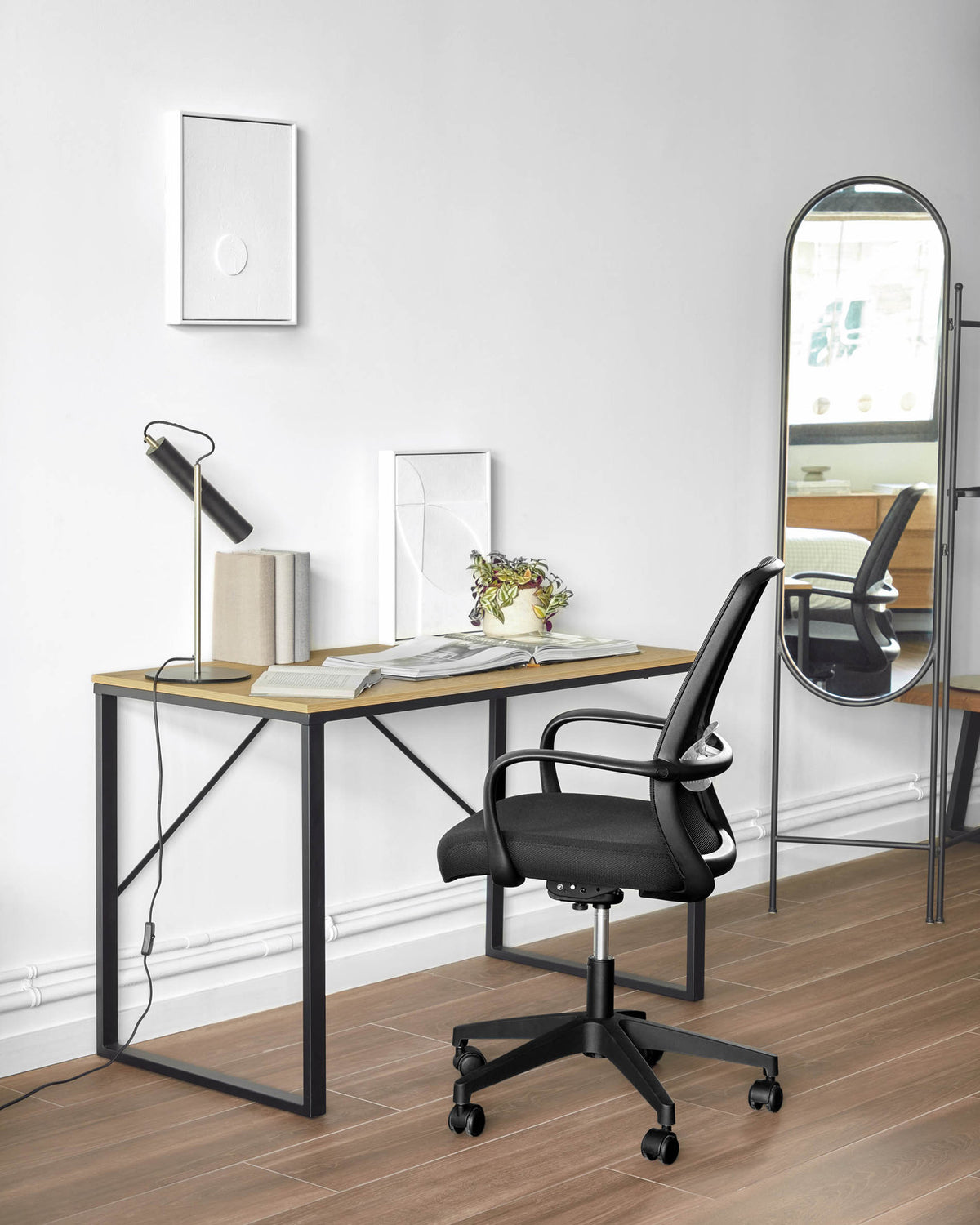 Melva Schreibtischstuhl in Schwarz mit Beinen aus Stahl in Schwarz in Schwarz präsentiert im Onlineshop von KAQTU Design AG. Bürostuhl mit Armlehne ist von Kave Home