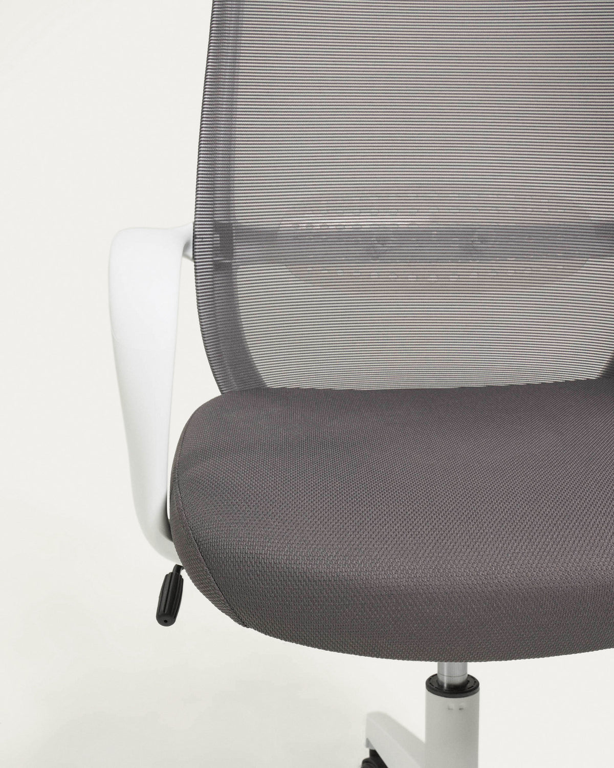 Melva Schreibtischstuhl in Grau mit Beinen aus Stahl in Weiss in Grau, Weiss präsentiert im Onlineshop von KAQTU Design AG. Bürostuhl mit Armlehne ist von Kave Home