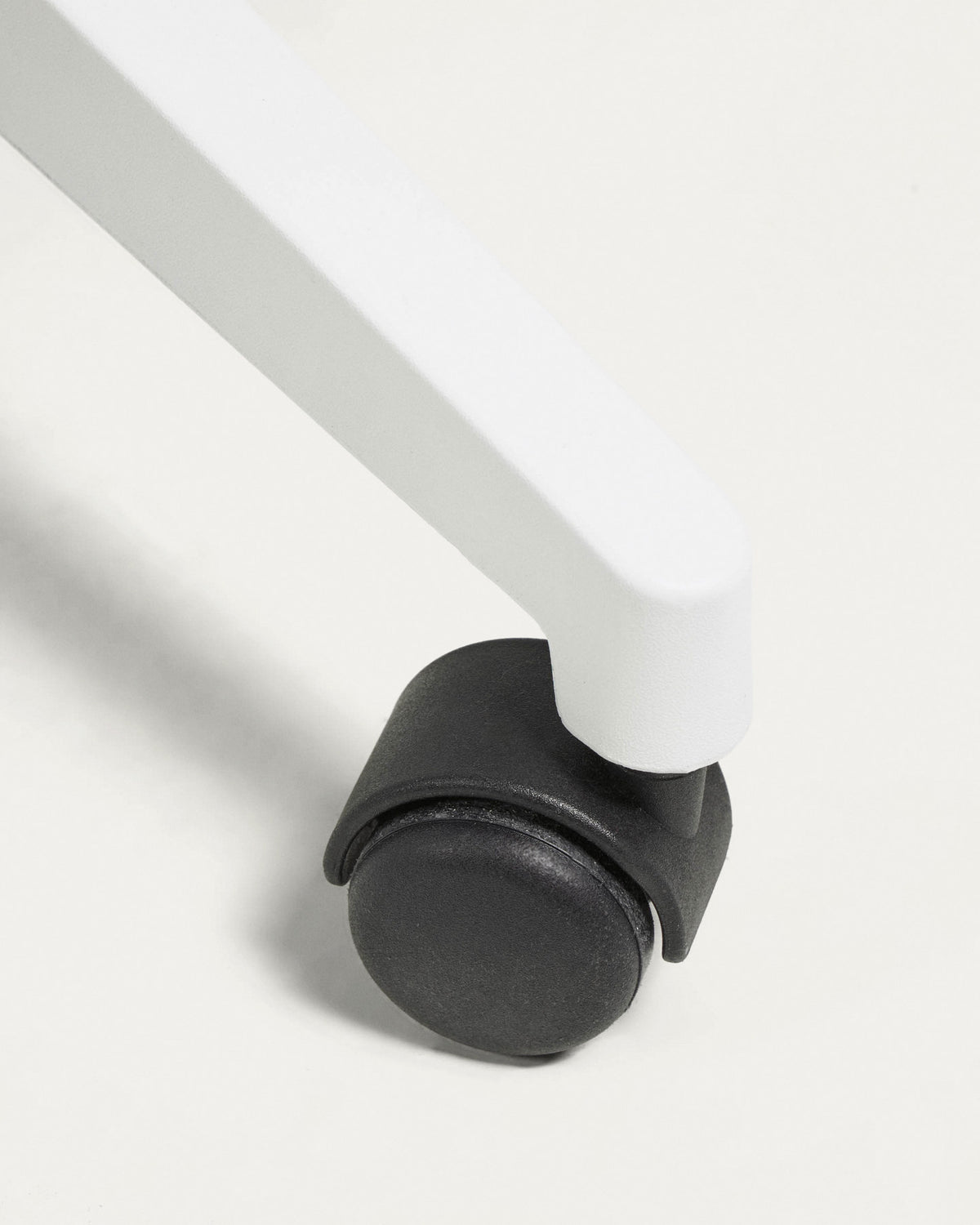 Melva Schreibtischstuhl in Grau mit Beinen aus Stahl in Weiss in Grau, Weiss präsentiert im Onlineshop von KAQTU Design AG. Bürostuhl mit Armlehne ist von Kave Home
