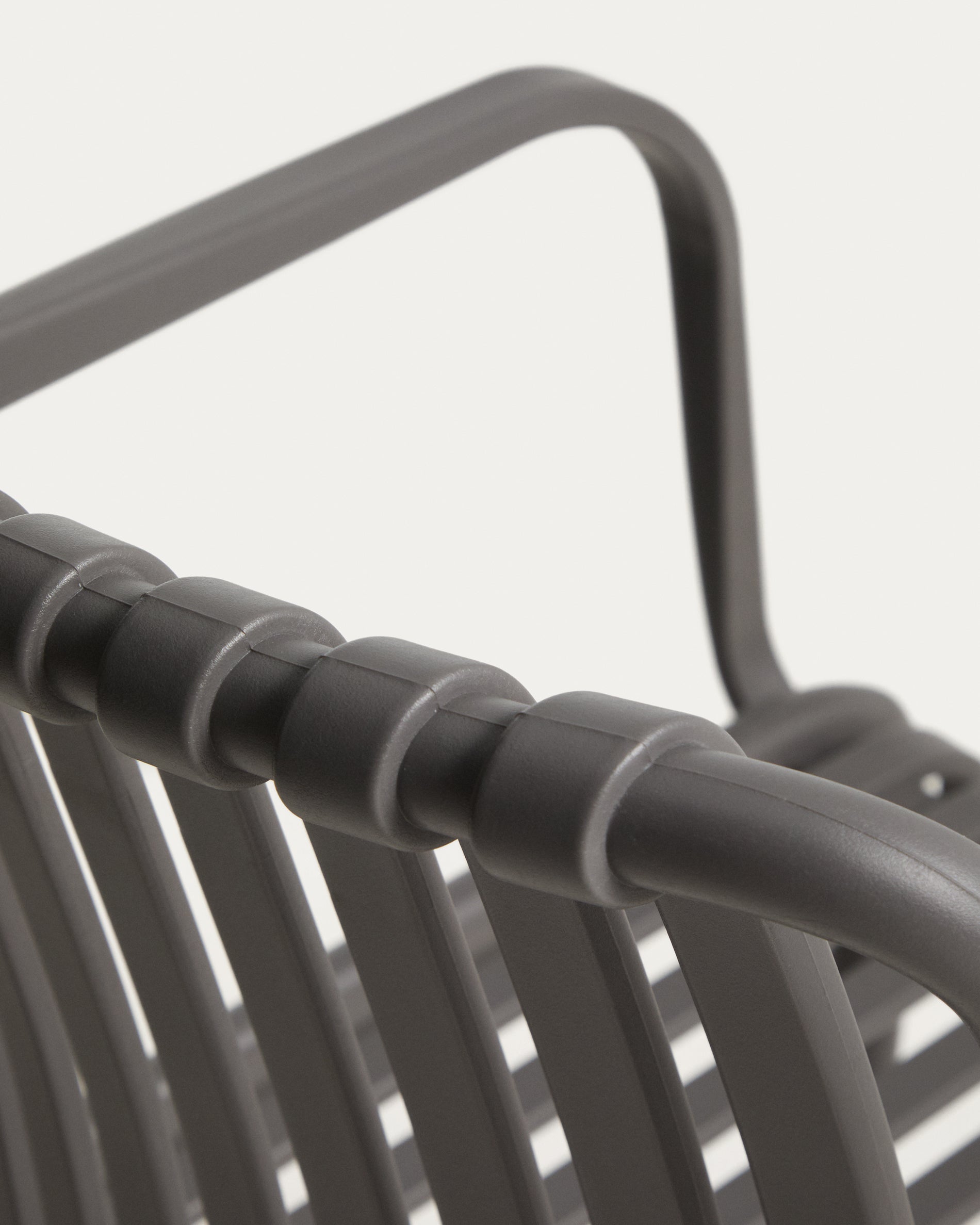 Stapelbarer Outdoor-Stuhl Isabellini in Graphitgrau in Graphit präsentiert im Onlineshop von KAQTU Design AG. Gartenstuhl ist von Kave Home