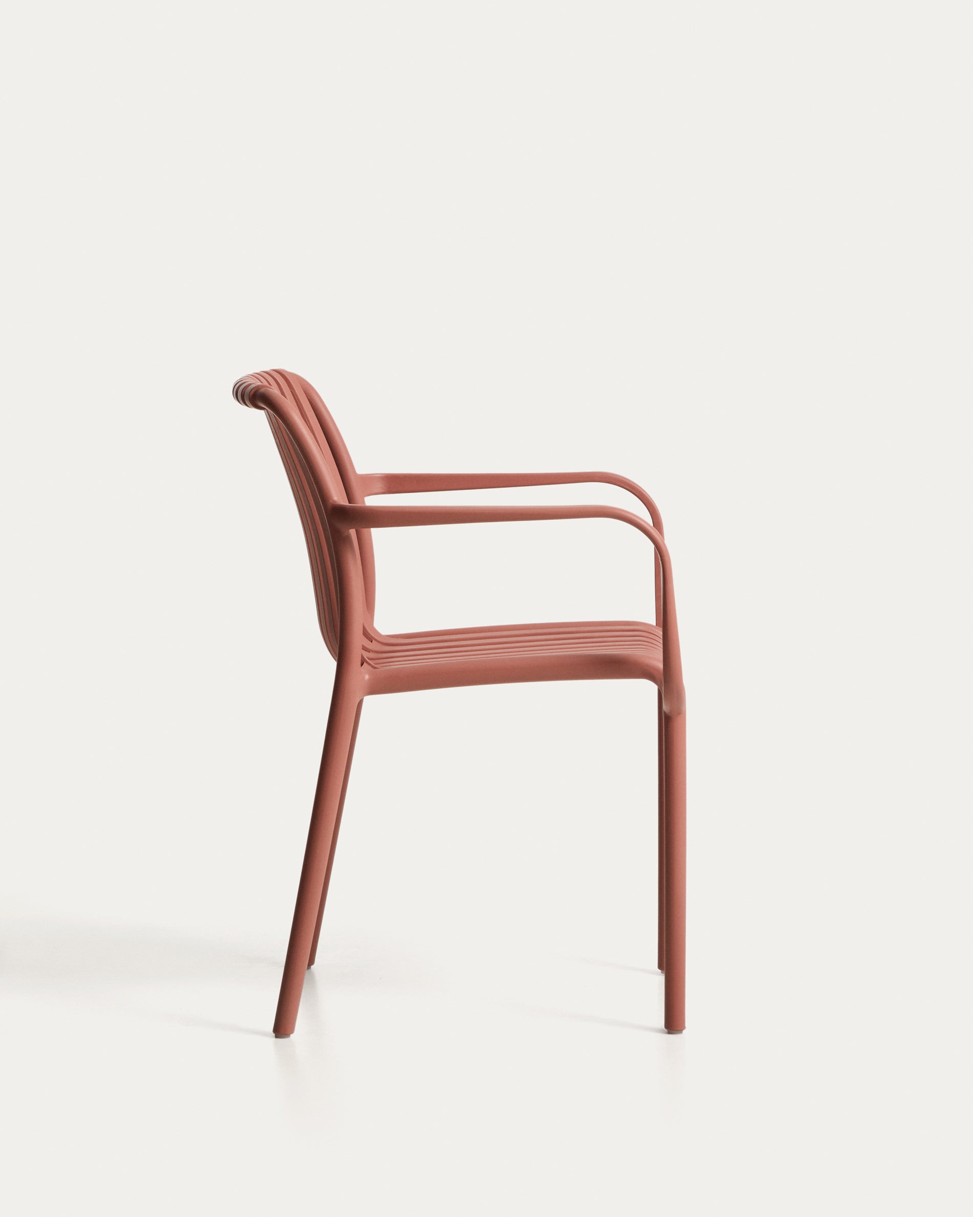 Stapelbarer Outdoor-Stuhl Isabellini in Terrakotta in Terrakotta präsentiert im Onlineshop von KAQTU Design AG. Gartenstuhl ist von Kave Home