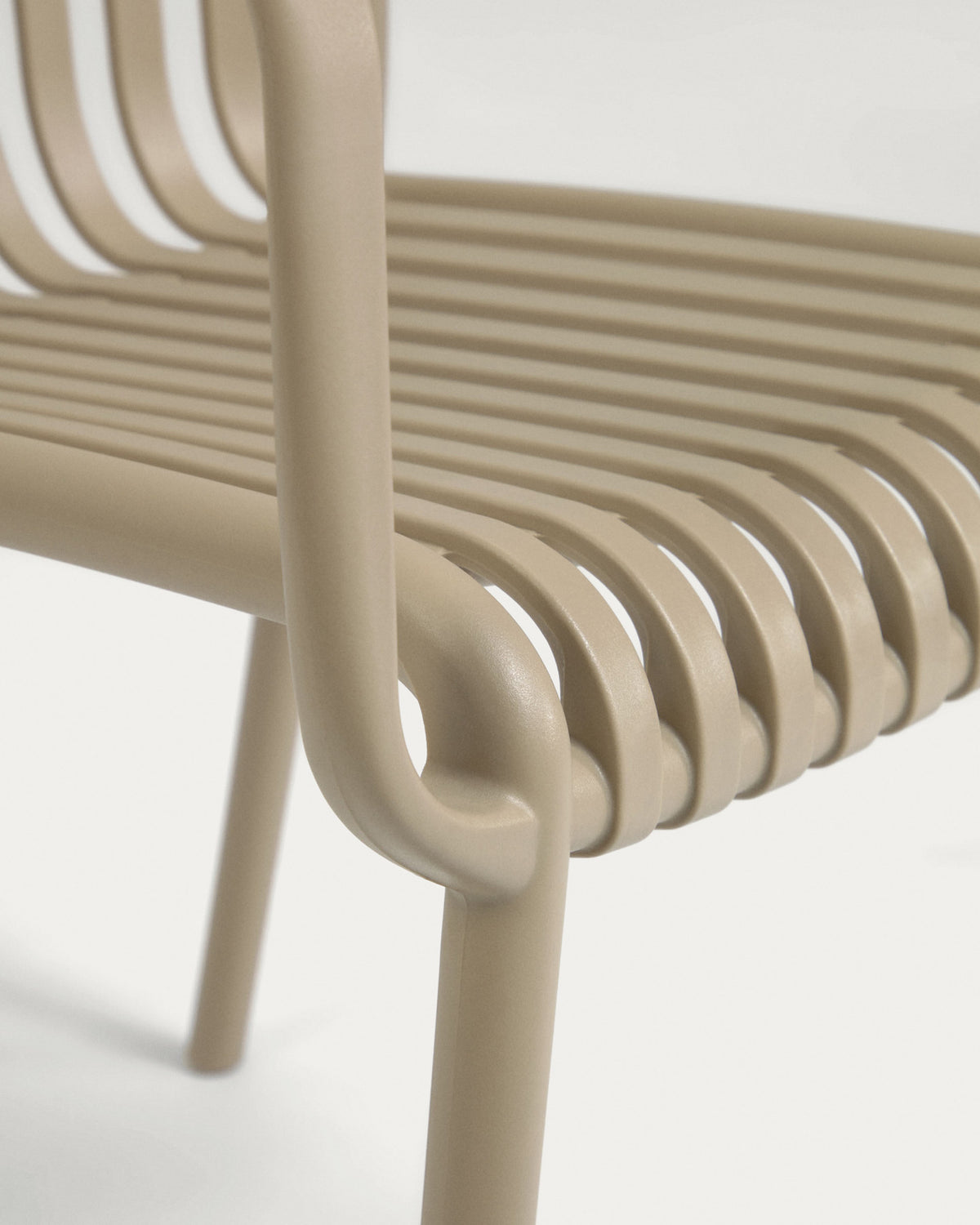 Stapelbarer Outdoor-Stuhl Isabellini in Beige in Beige präsentiert im Onlineshop von KAQTU Design AG. Gartenstuhl mit Armlehnen ist von Kave Home