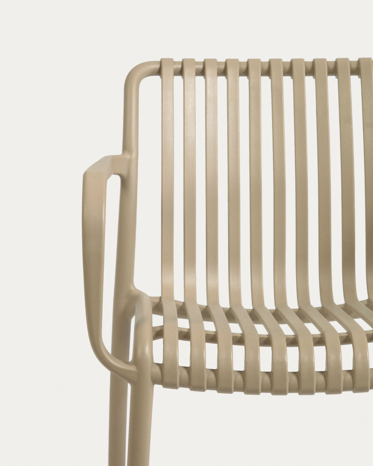 Stapelbarer Outdoor-Stuhl Isabellini in Beige in Beige präsentiert im Onlineshop von KAQTU Design AG. Gartenstuhl mit Armlehnen ist von Kave Home