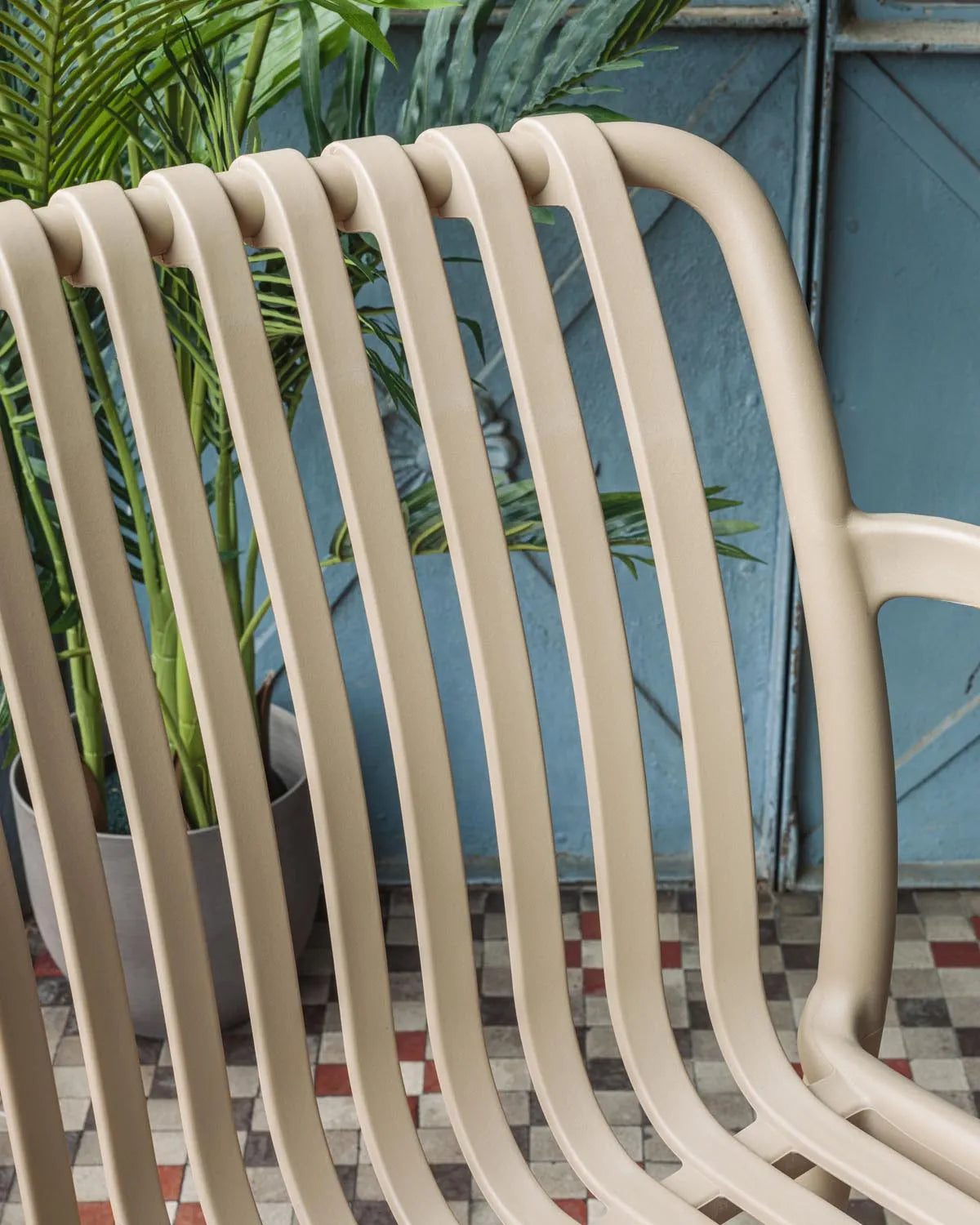 Stapelbarer Isabellini Outdoor-Stuhl in Beige von Kave Home.