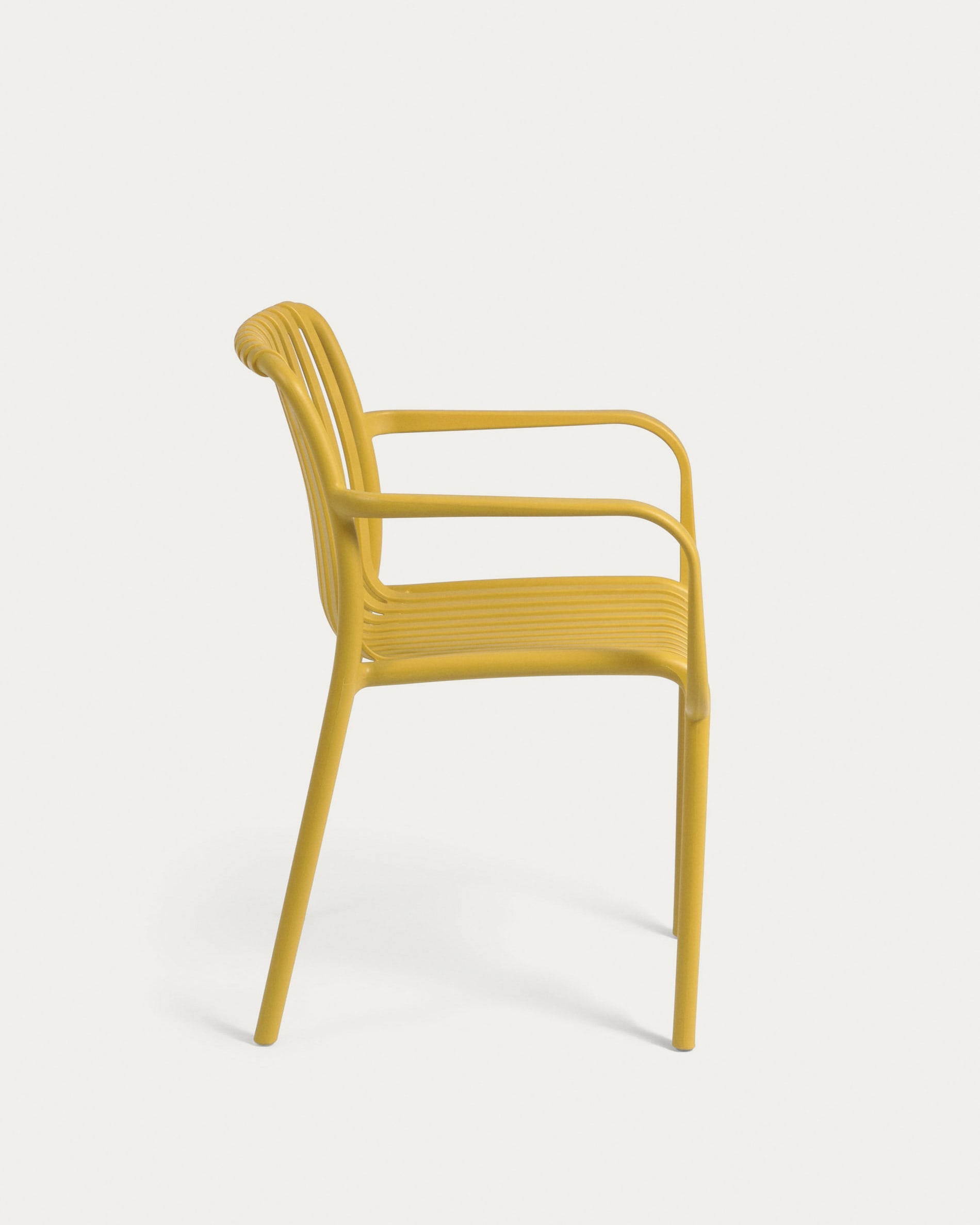 Isabellini: Stilvoller gelber Outdoor-Stuhl, platzsparend stapelbar.