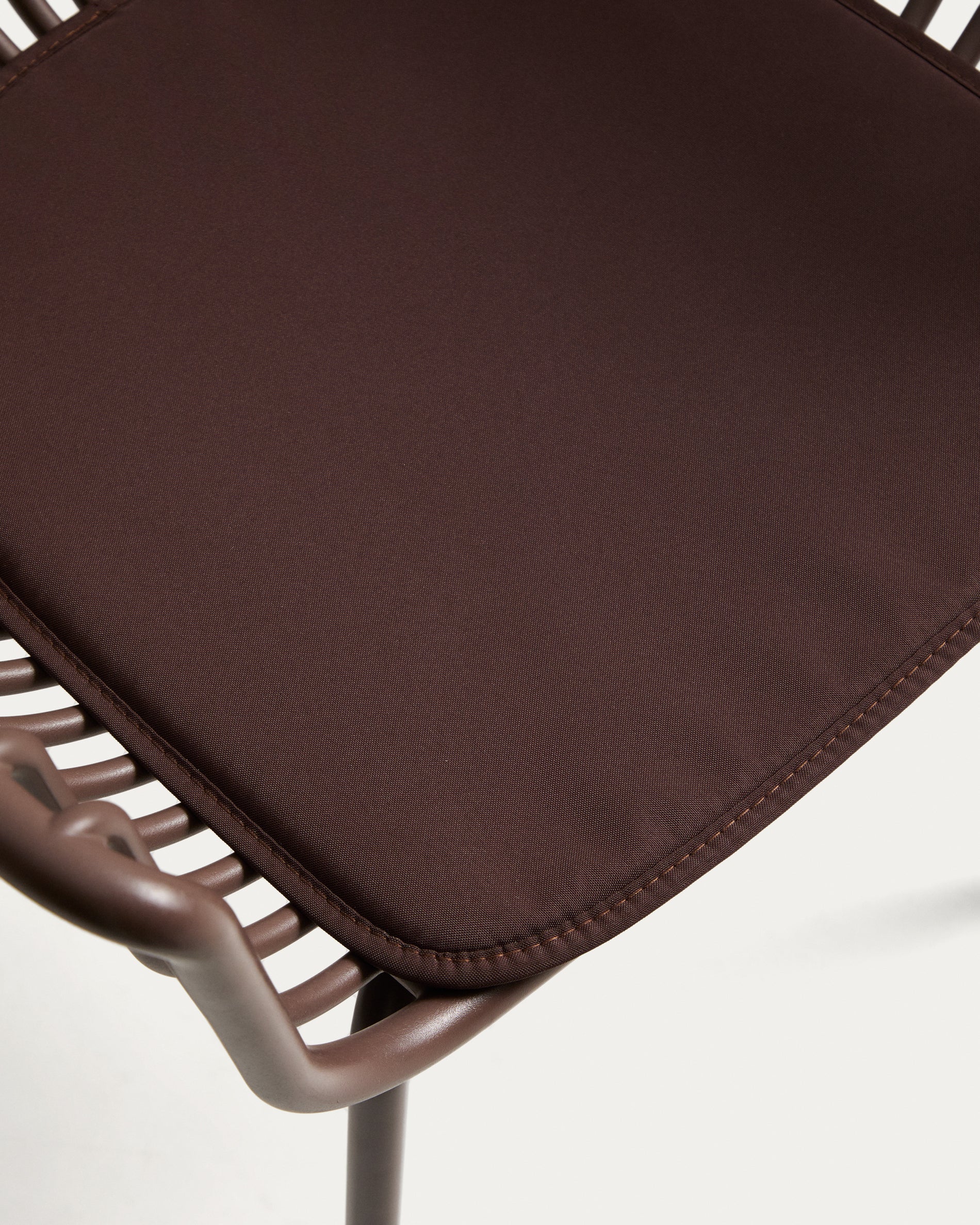 Outdoor-Stuhl Surpika mit braunen Stahlbeinen in Braun präsentiert im Onlineshop von KAQTU Design AG. Gartenstuhl ist von Kave Home