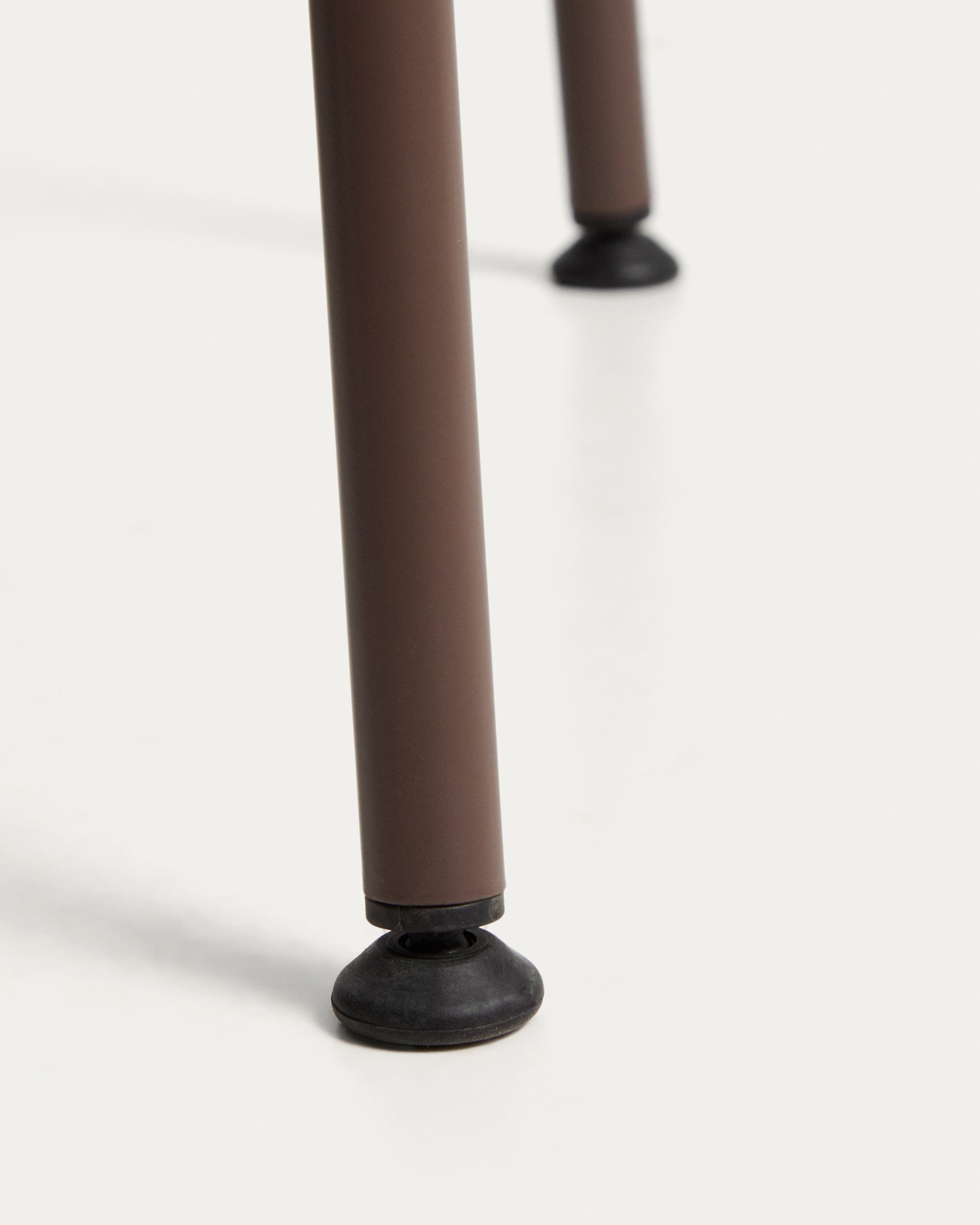 Outdoor-Stuhl Surpika mit braunen Stahlbeinen in Braun präsentiert im Onlineshop von KAQTU Design AG. Gartenstuhl ist von Kave Home