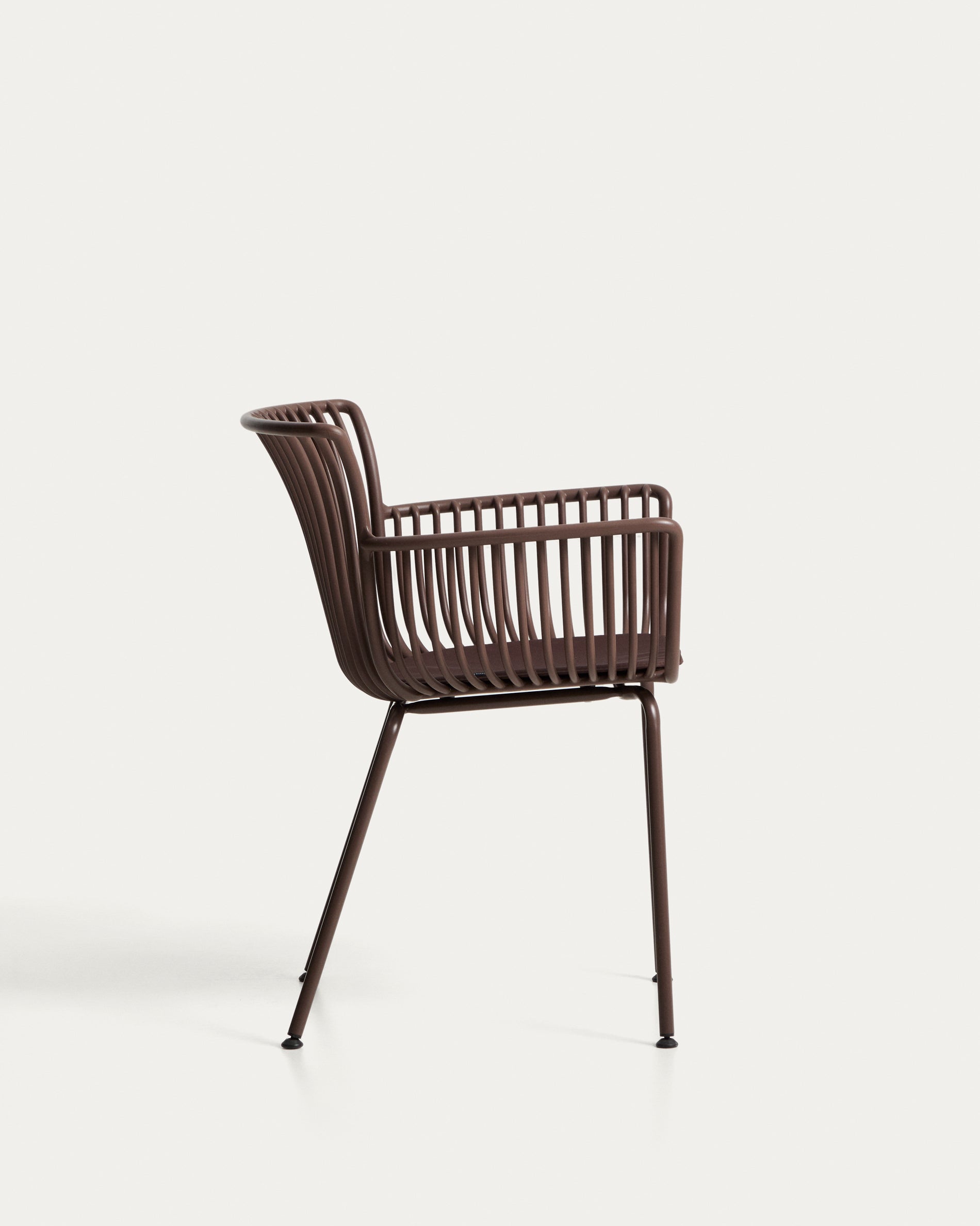 Outdoor-Stuhl Surpika mit braunen Stahlbeinen in Braun präsentiert im Onlineshop von KAQTU Design AG. Gartenstuhl ist von Kave Home