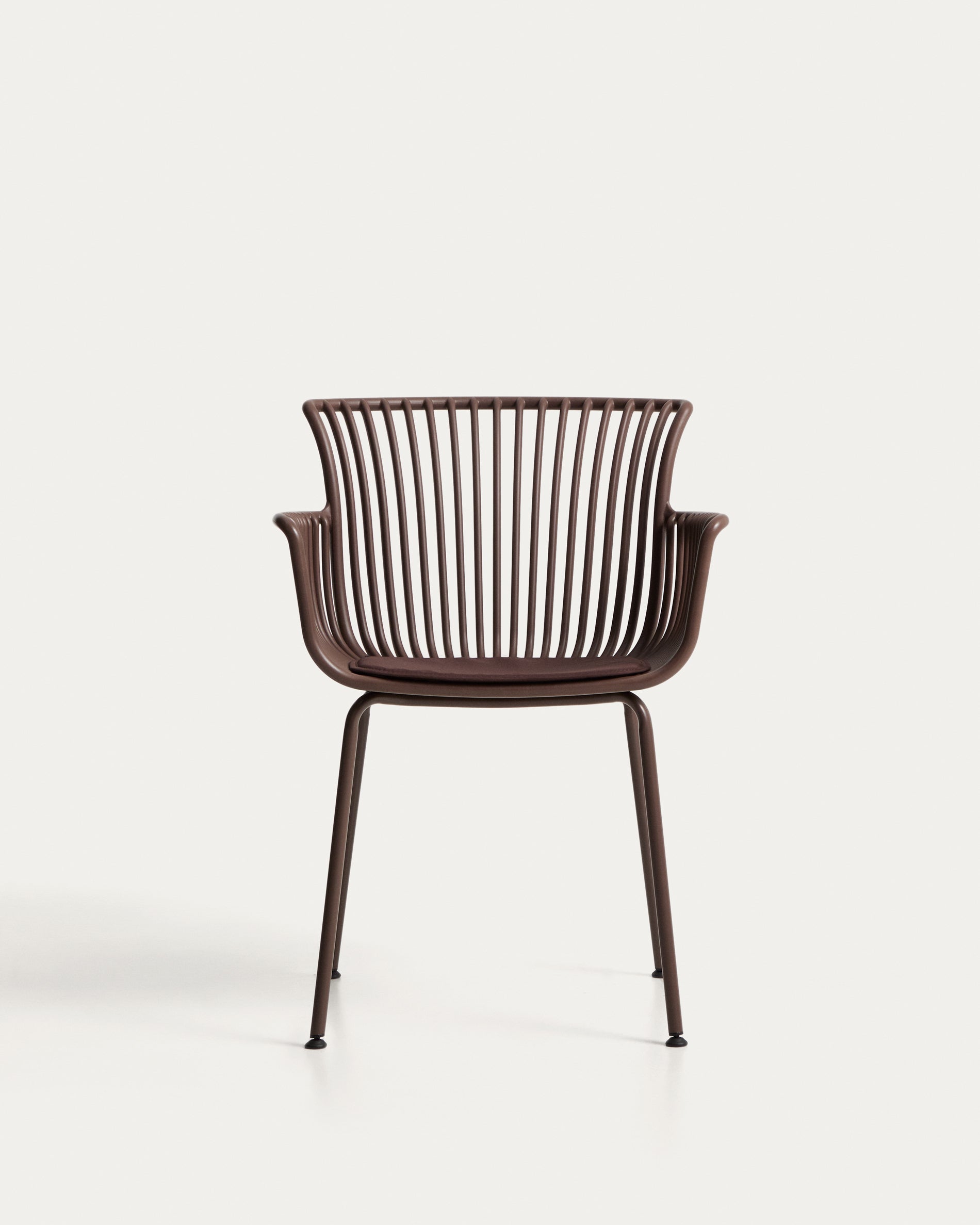 Outdoor-Stuhl Surpika mit braunen Stahlbeinen in Braun präsentiert im Onlineshop von KAQTU Design AG. Gartenstuhl ist von Kave Home