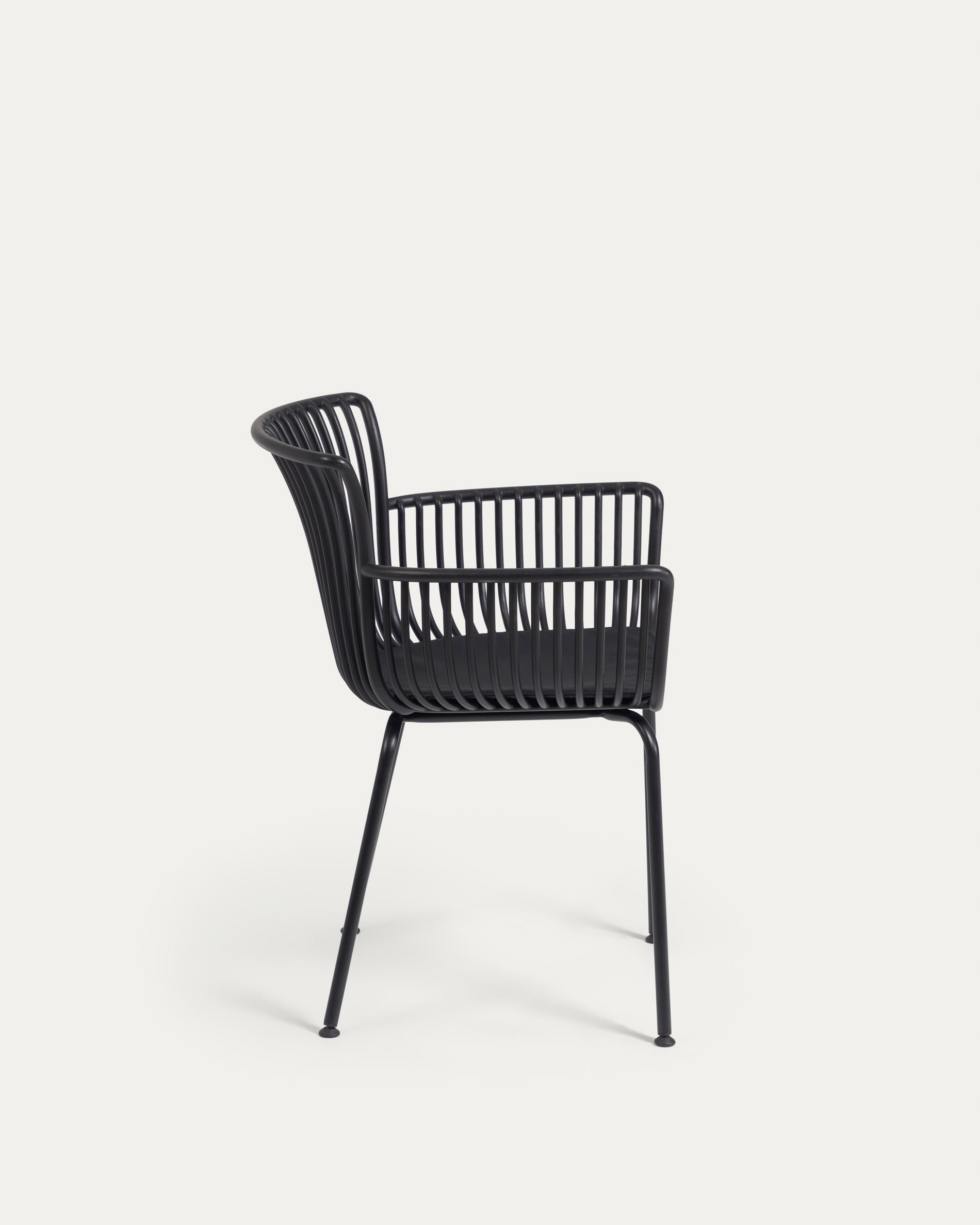 Stilvoller schwarzer Surpika Outdoor-Stuhl von Kave Home.