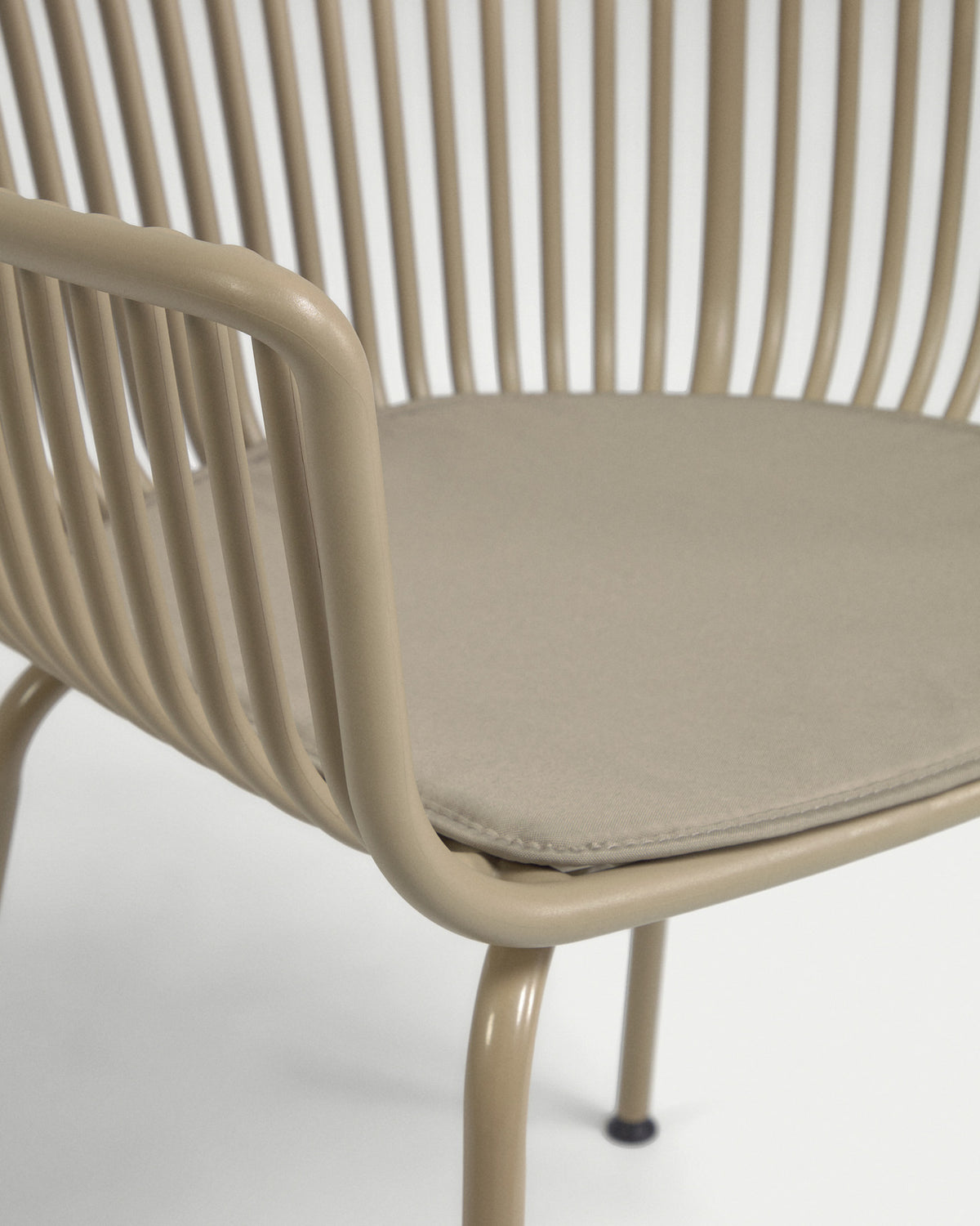 Outdoor Stuhl Surpika beige in Beige präsentiert im Onlineshop von KAQTU Design AG. Gartenstuhl mit Armlehnen ist von Kave Home