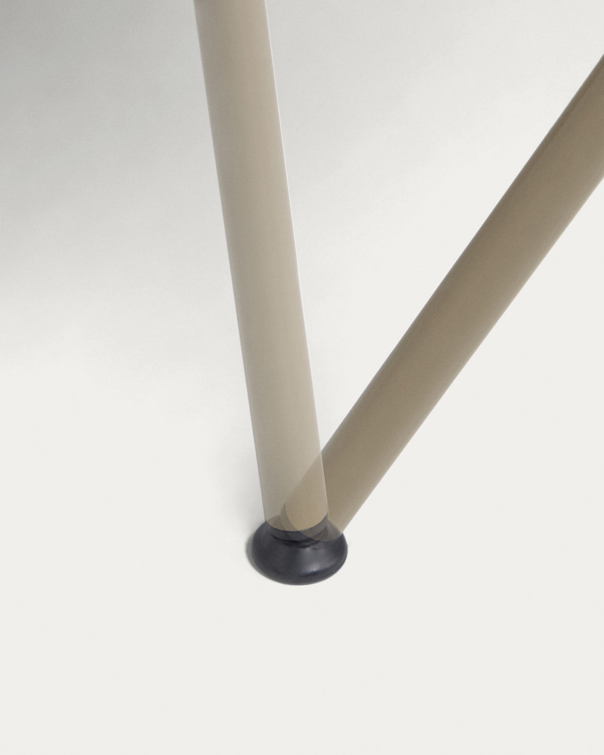 Outdoor Stuhl Surpika beige in Beige präsentiert im Onlineshop von KAQTU Design AG. Gartenstuhl mit Armlehnen ist von Kave Home