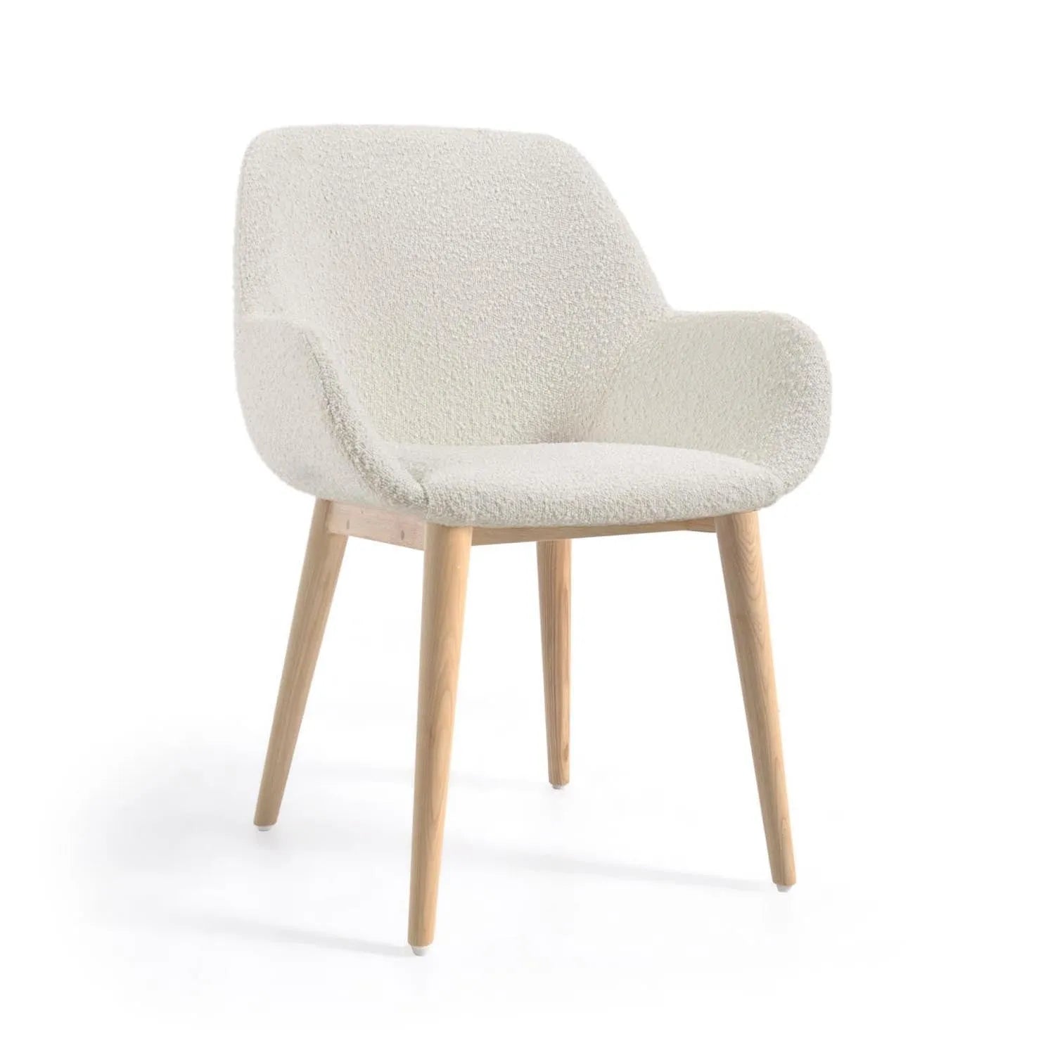 Eleganter Konna Stuhl: Weißer Bouclé-Bezug, stabile Eschenholzbeine, luxuriöses Design, ideal für modernes Zuhause.