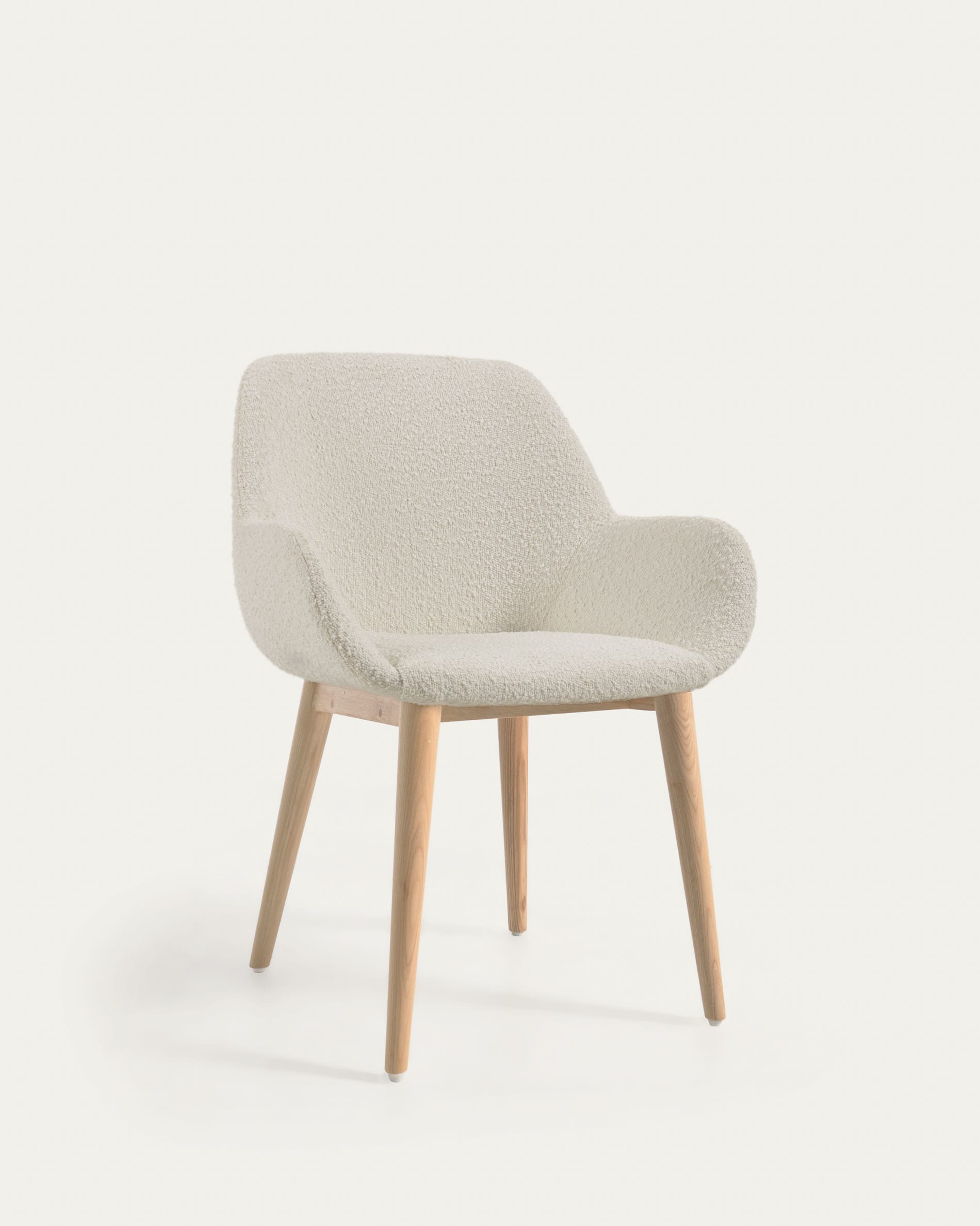 Eleganter Konna Stuhl: Weisser Bouclé-Bezug, stabile Eschenholzbeine, luxuriöses Design, ideal für modernes Zuhause.
