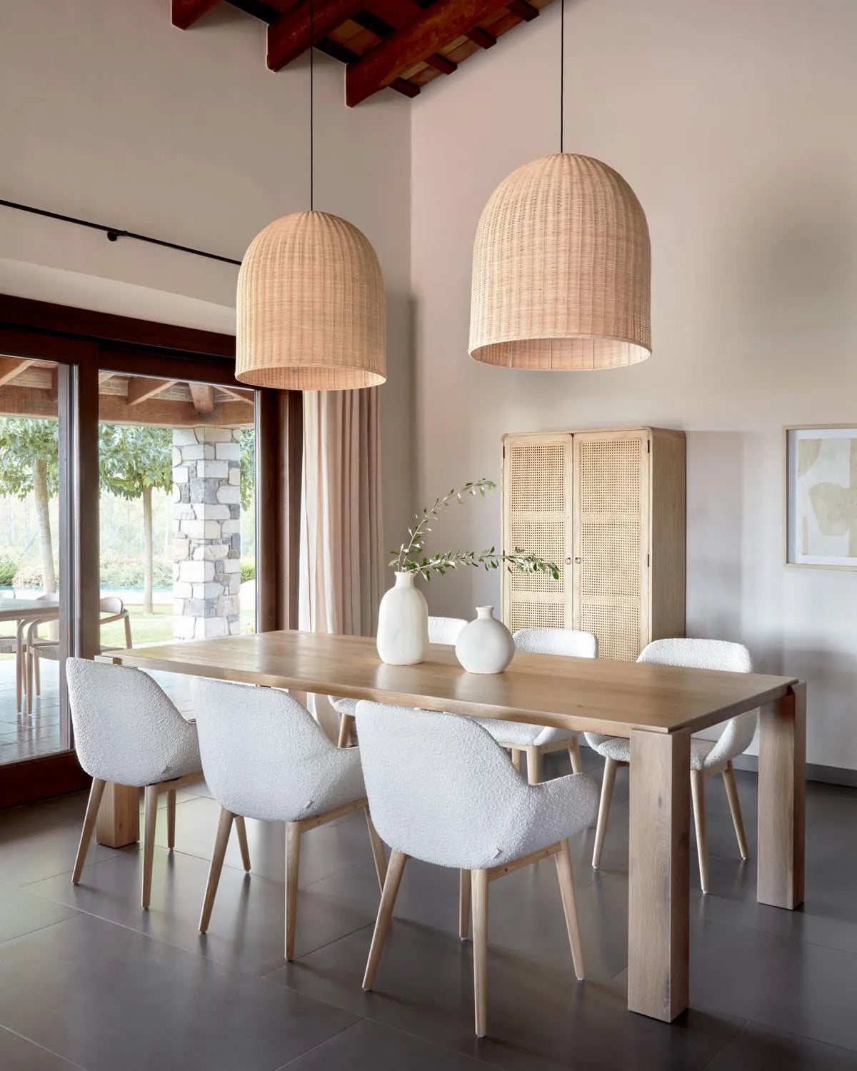 Konna Stuhl: Weißer Bouclé & Eschenholz für modernes Interieur.