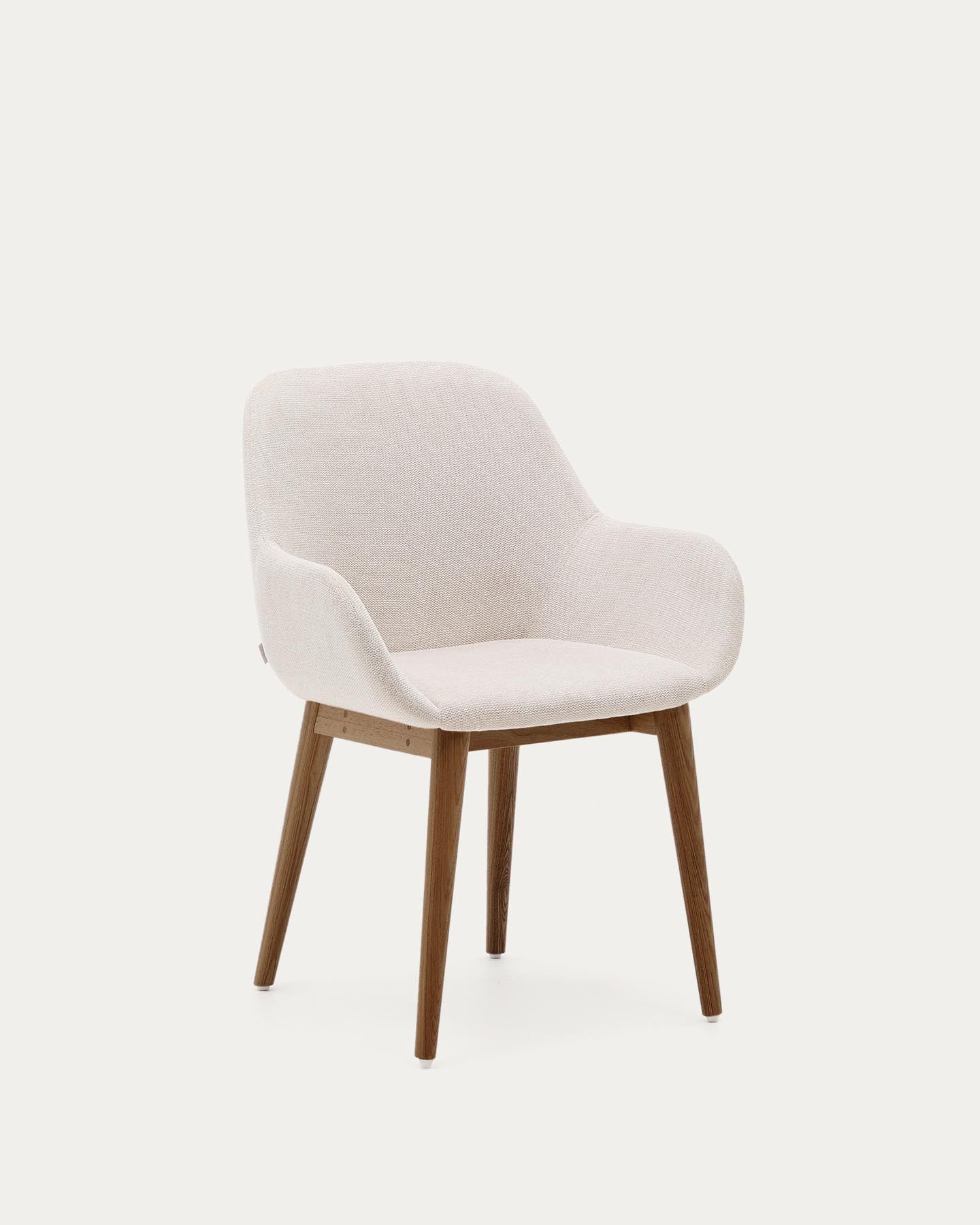 Konna Stuhl in Beige und Beine aus massivem Eschenholz mit dunklem Finish FR in Beige präsentiert im Onlineshop von KAQTU Design AG. Stuhl ist von Kave Home