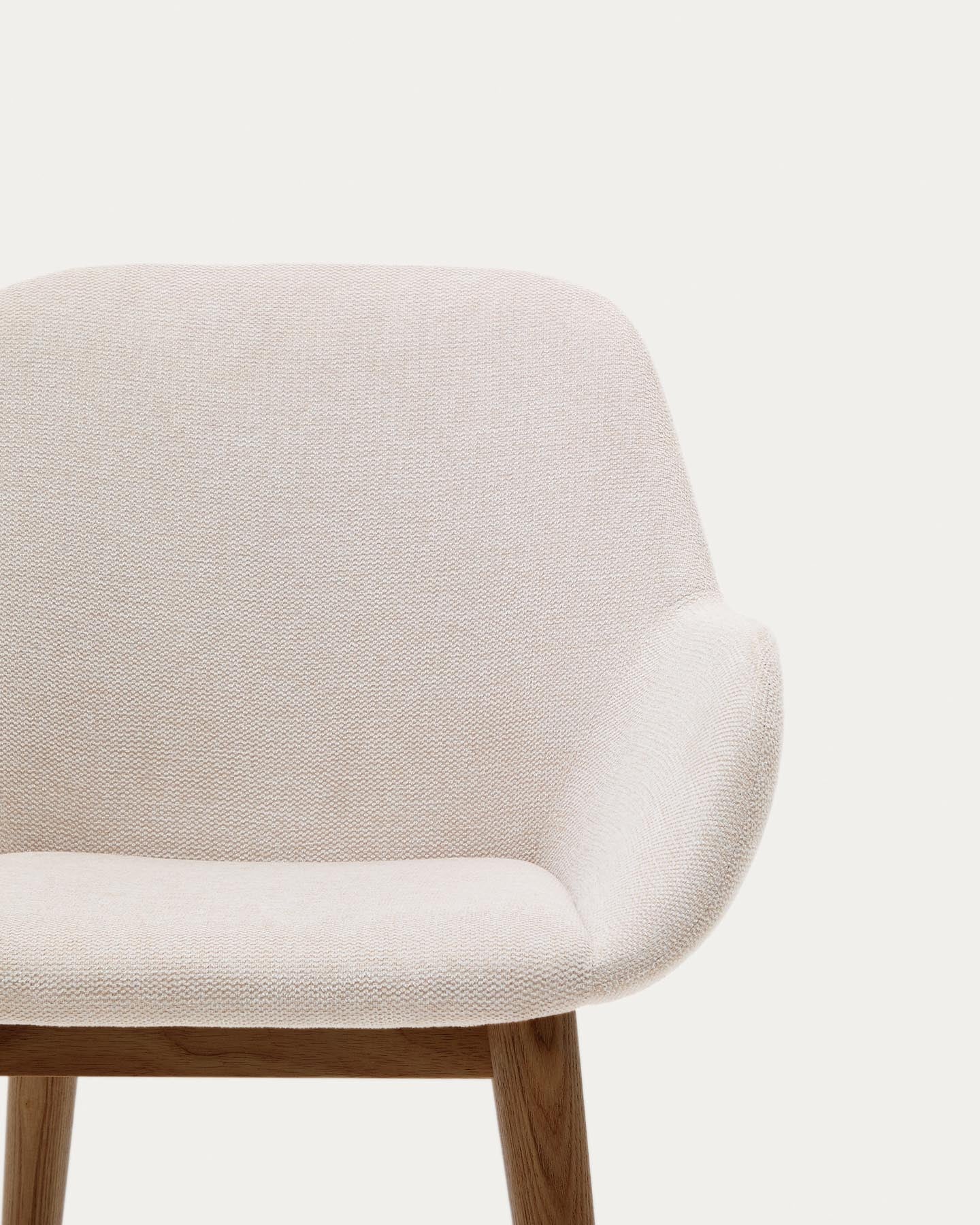 Konna Stuhl in Beige und Beine aus massivem Eschenholz mit dunklem Finish FR in Beige präsentiert im Onlineshop von KAQTU Design AG. Stuhl ist von Kave Home