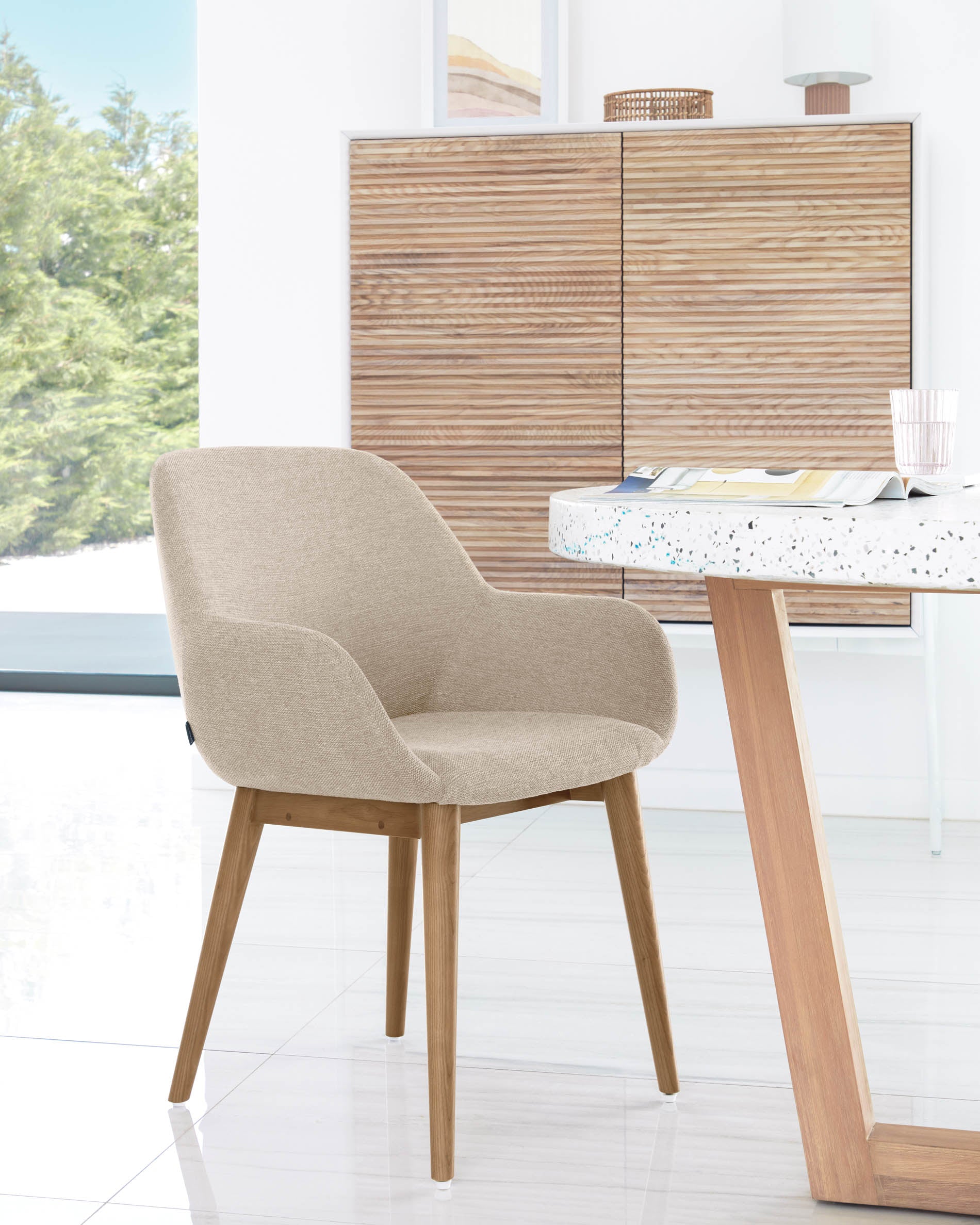 Konna Stuhl in Beige und Beine aus massivem Eschenholz mit dunklem Finish FR in Beige präsentiert im Onlineshop von KAQTU Design AG. Stuhl ist von Kave Home