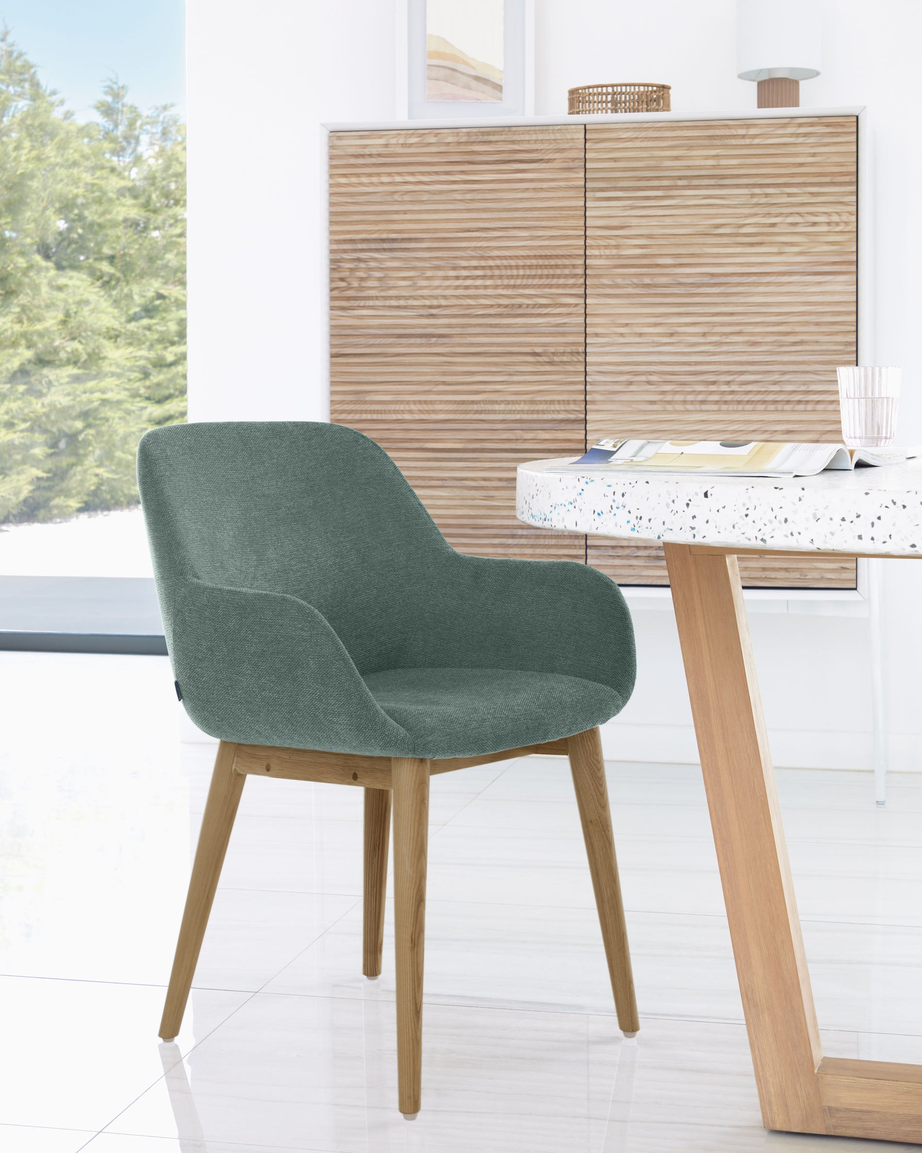Konna Stuhl in Grün und Beine aus massivem Eschenholz mit dunklem Finish FR in Grün präsentiert im Onlineshop von KAQTU Design AG. Stuhl ist von Kave Home