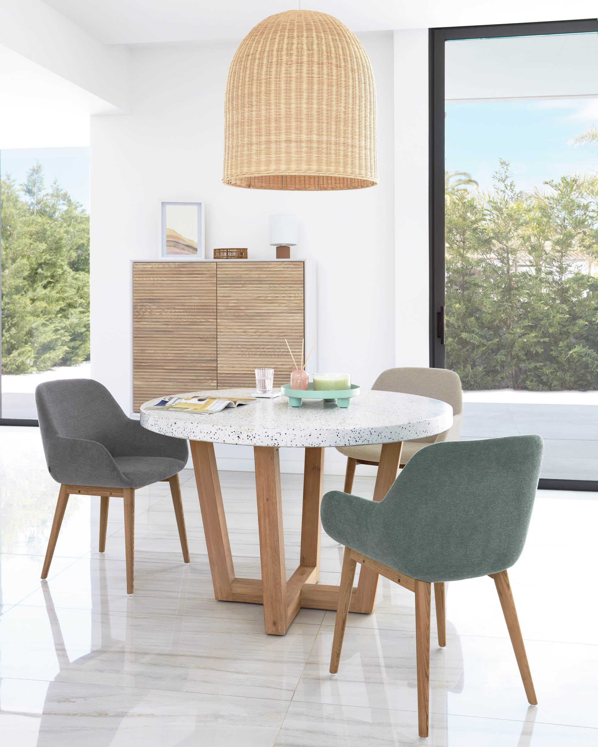Konna Stuhl in Grün und Beine aus massivem Eschenholz mit dunklem Finish FR in Grün präsentiert im Onlineshop von KAQTU Design AG. Stuhl ist von Kave Home