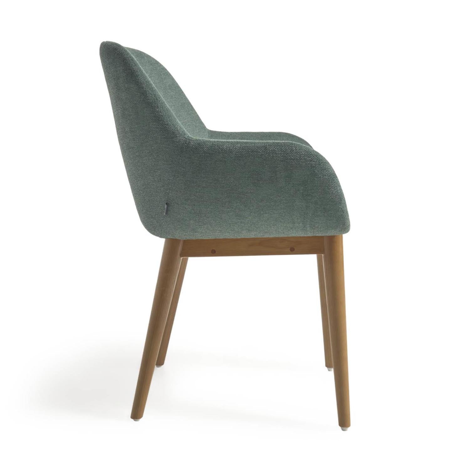 Konna Stuhl: Grüner Samt, Eschenholzbeine, elegantes Kave Home Design.
