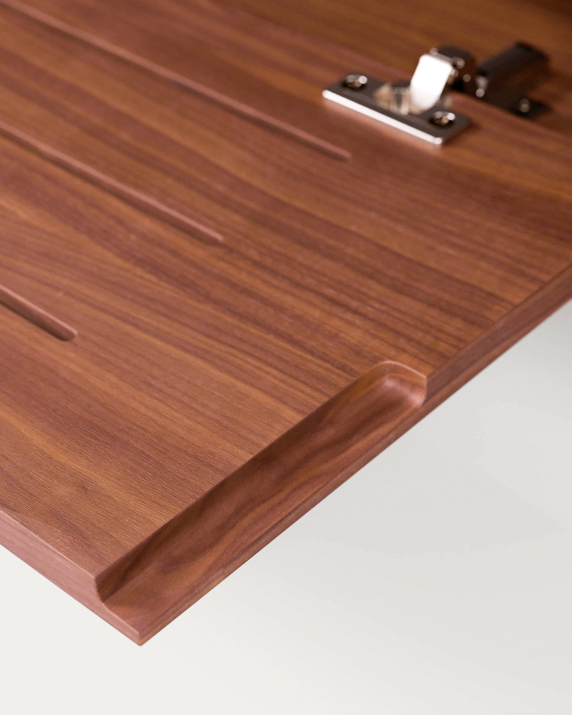 Eleganter TV-Schrank aus hochwertigem Nussholzfurnier, 180 x 63,5 cm, mit Tür und Schublade, ideal für stilvolle Wohnzimmer.