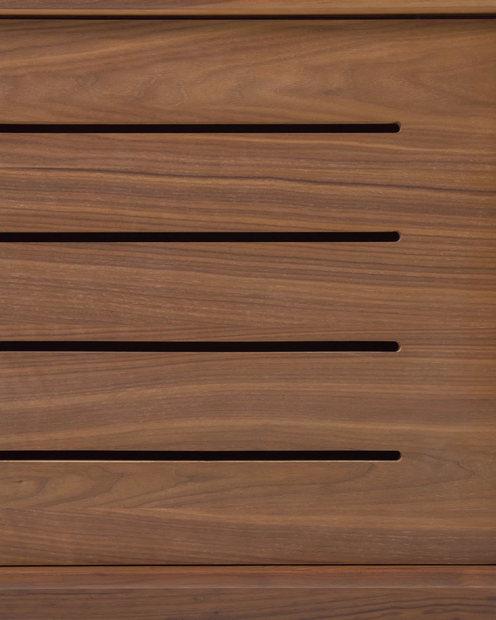 Eleganter TV-Schrank aus Nussholzfurnier, inspiriert von den 50ern, mit Tür und Schublade für stilvollen Stauraum.