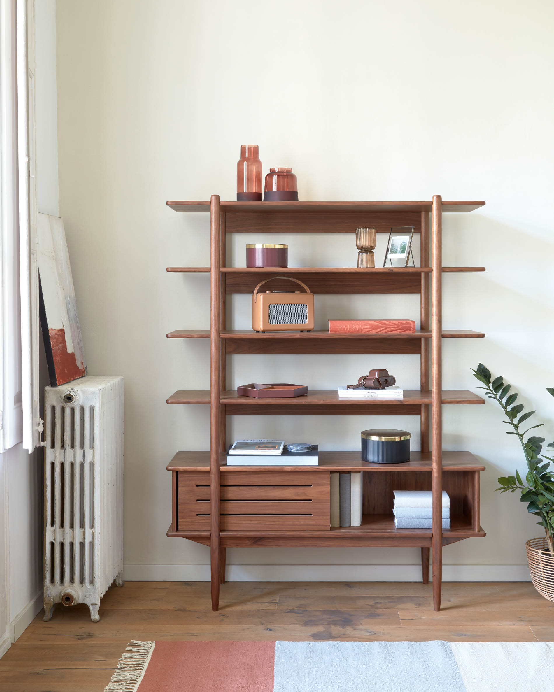 Stilvolles Carolin Regal aus massivem Walnussholz, 130 x 169 cm, von Kave Home – modern, hochwertig und vielseitig einsetzbar.