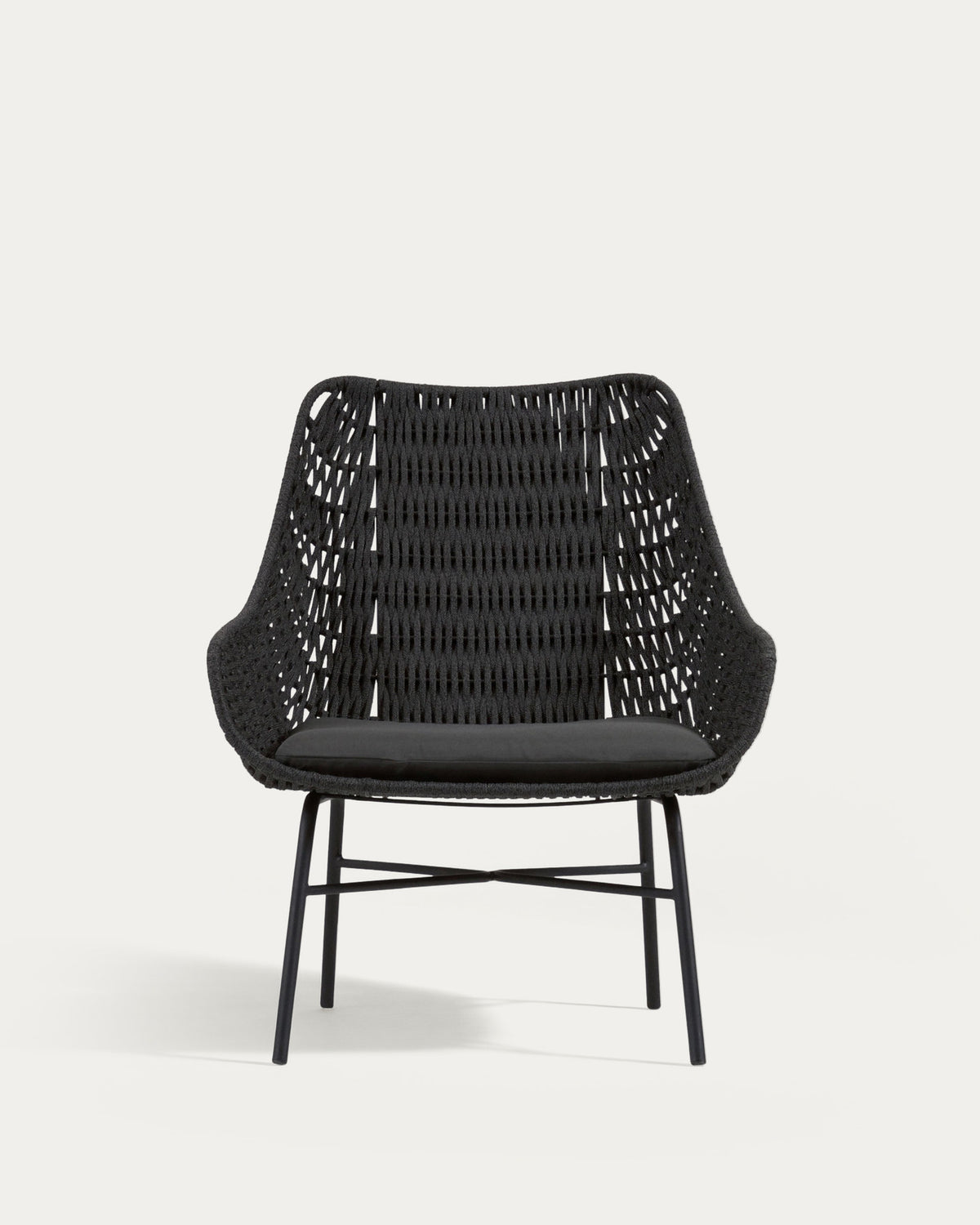 Abeli Seilsessel in Schwarz in Schwarz präsentiert im Onlineshop von KAQTU Design AG. Outdoor-Sessel ist von Kave Home