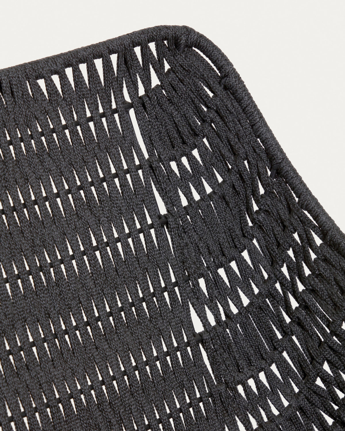 Abeli Seilsessel in Schwarz in Schwarz präsentiert im Onlineshop von KAQTU Design AG. Outdoor-Sessel ist von Kave Home