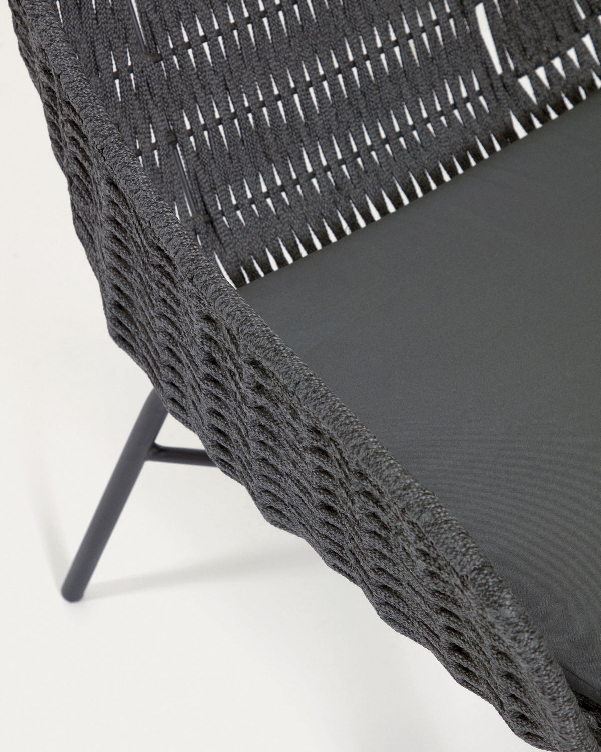 Abeli Seilsessel in Schwarz in Schwarz präsentiert im Onlineshop von KAQTU Design AG. Outdoor-Sessel ist von Kave Home