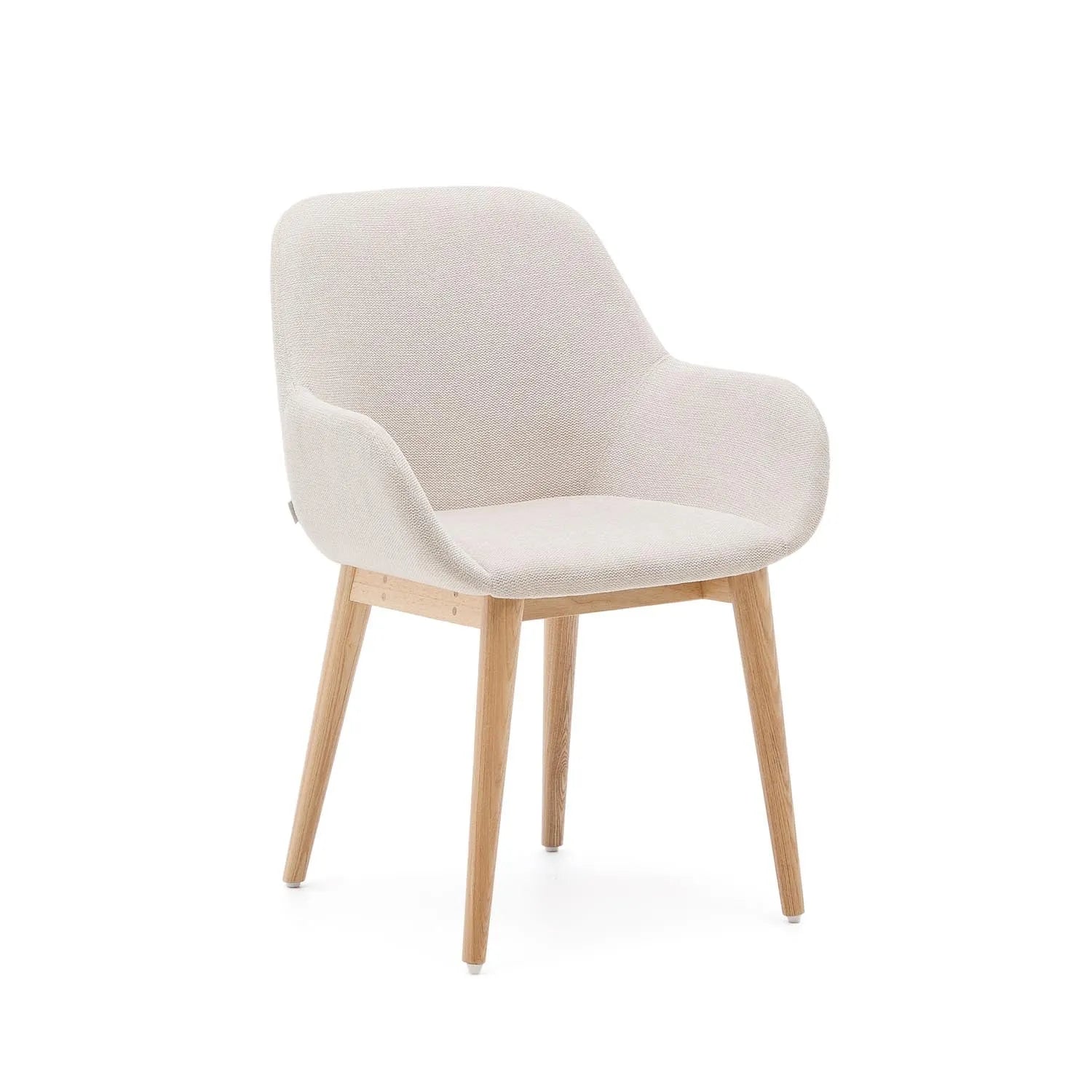 3D-Modell des eleganten Konna Stuhls in Beige mit Eschenholzbeinen, ideal für stilvolle Esszimmer.