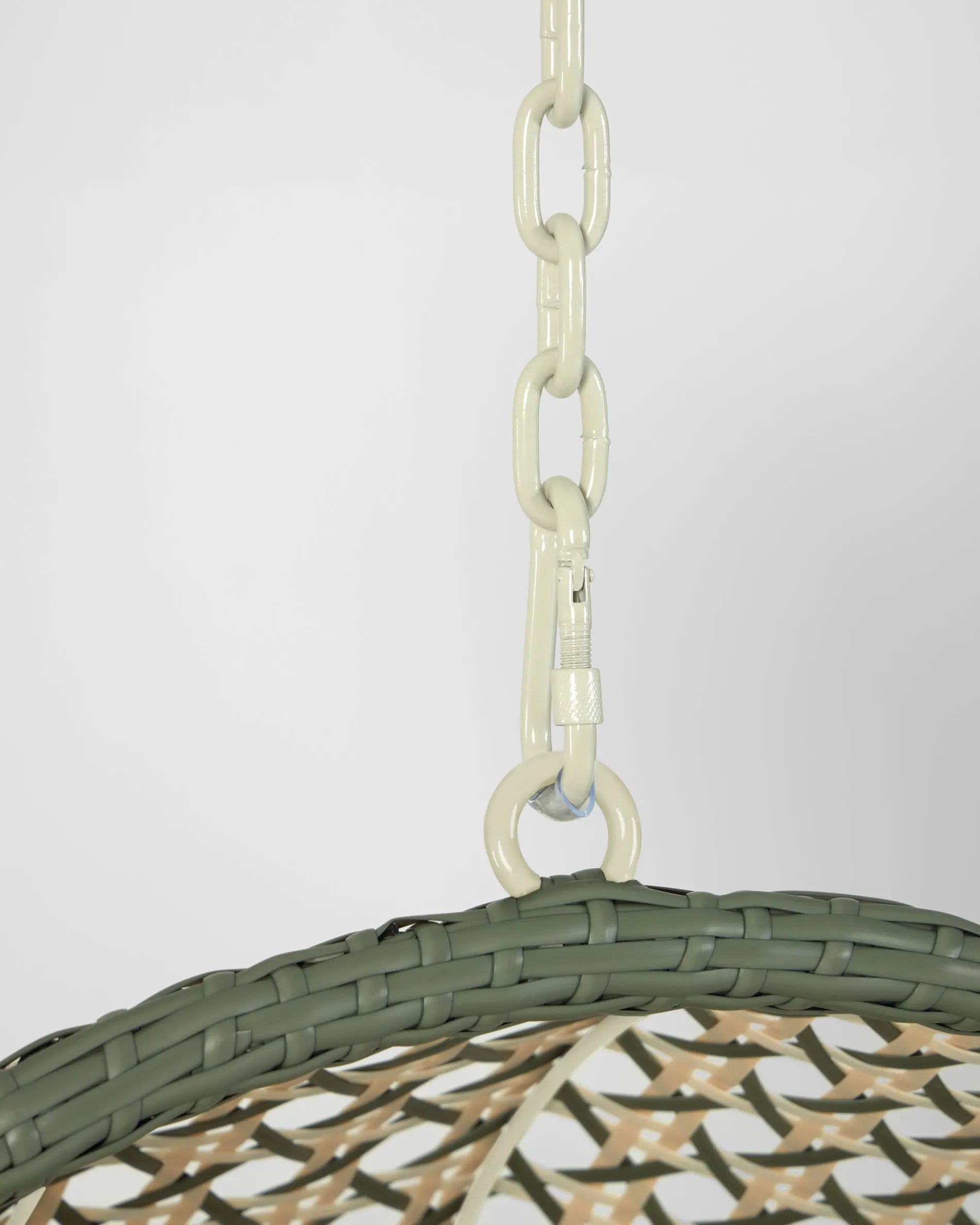 Der Hängesessel Cira vereint Stil und Komfort mit einem stabilen hellgrauen Standfuß und mehrfarbigem Design.