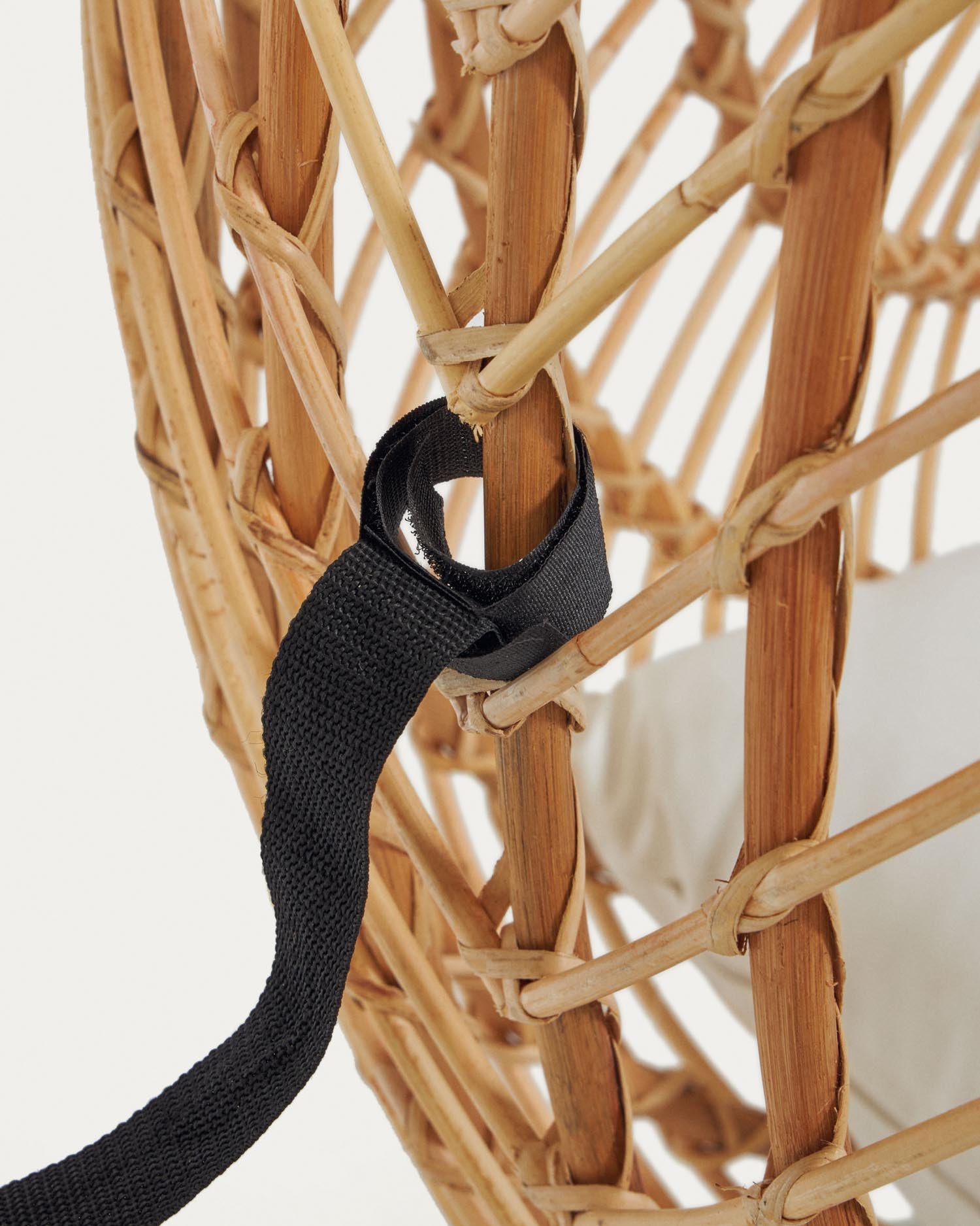 Erlebe Entspannung pur im Ekaterina Hängesessel von Kave Home. Hochwertiges Rattan und modernes Design für stilvolle Rückzugsorte.